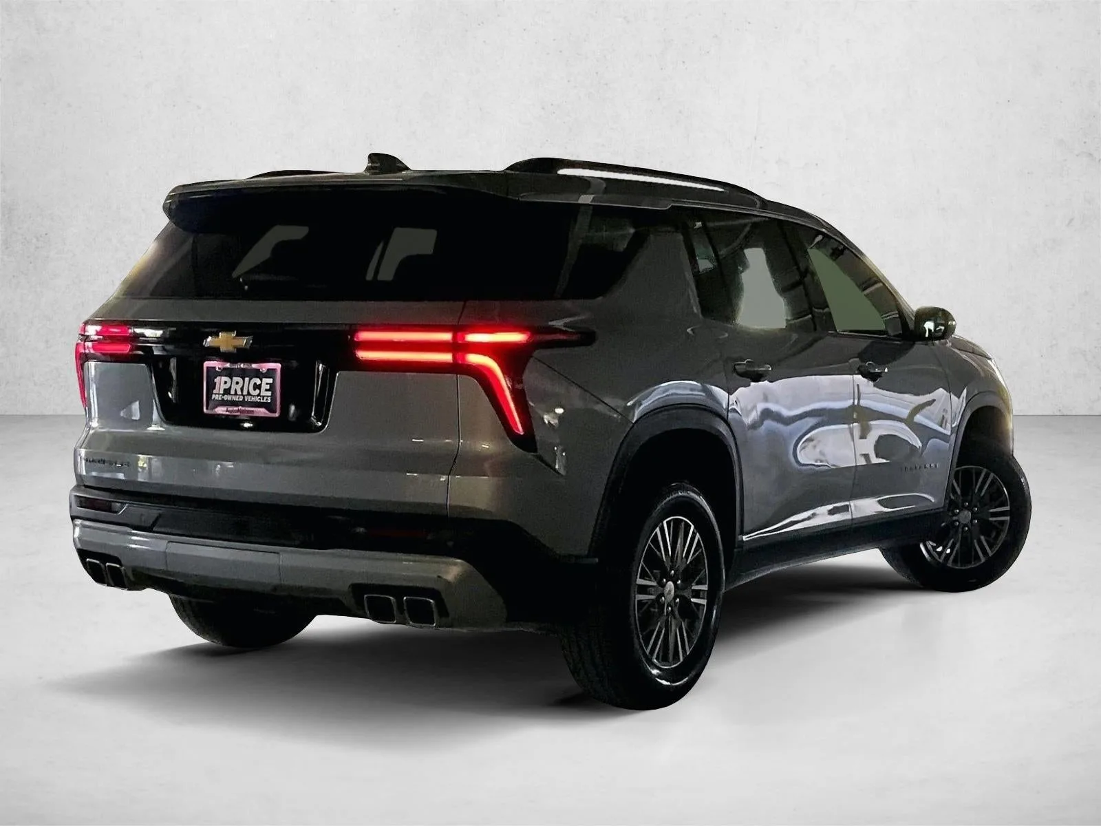 2025 Chevrolet Traverse LT photo 2