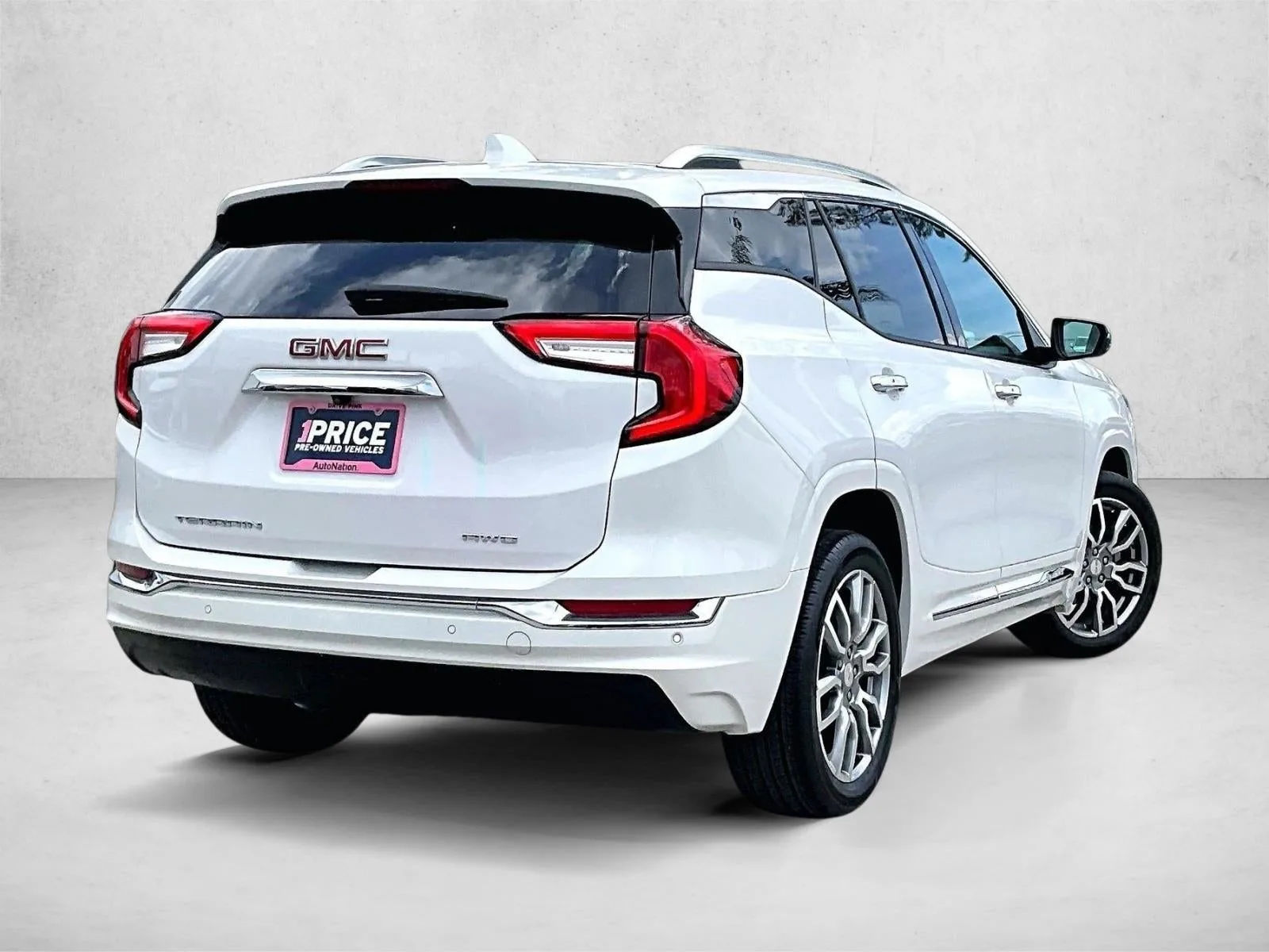 2024 GMC Terrain Denali photo 2