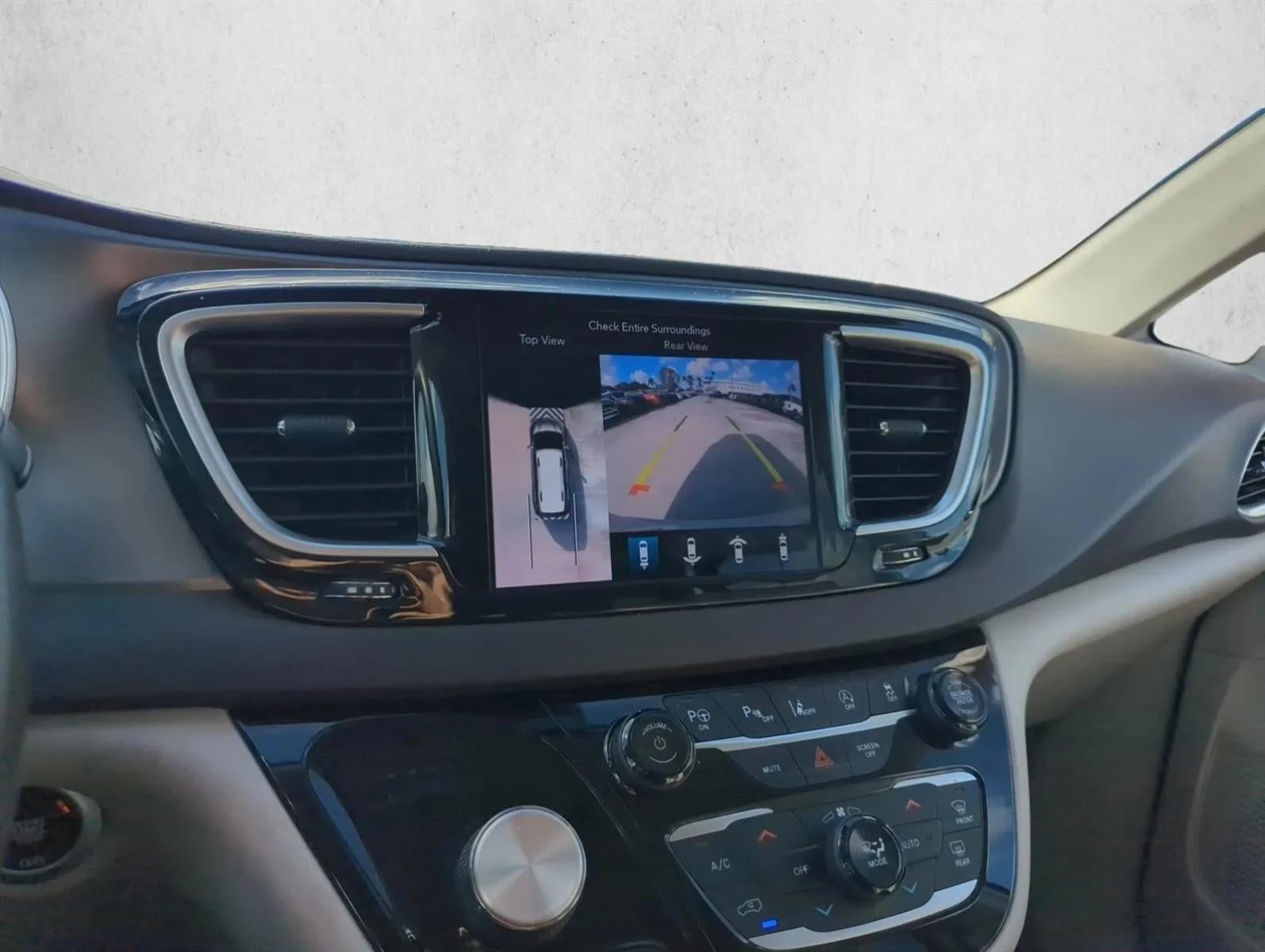 2019 Chrysler Pacifica Touring L Plus FWD photo 9