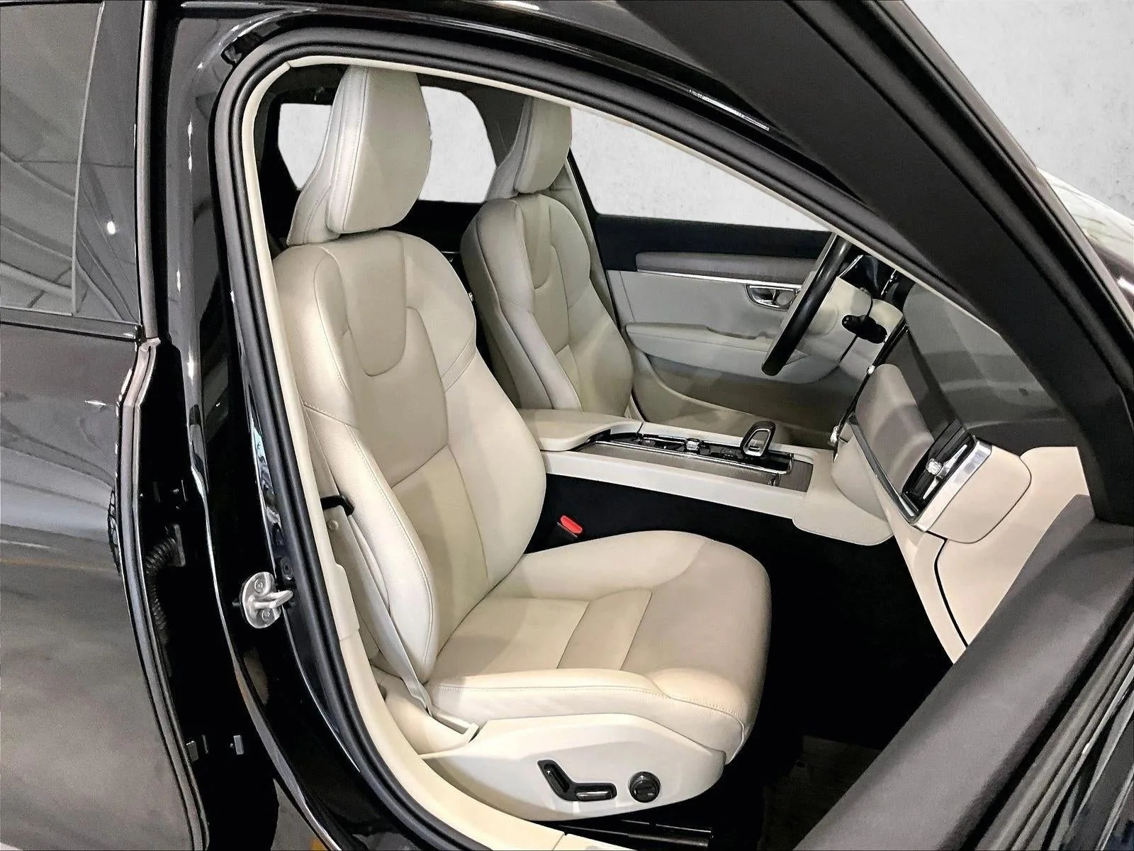 2025 Volvo V90 Cross Country Plus, B6 AWD Gas (mild hybrid) photo 9