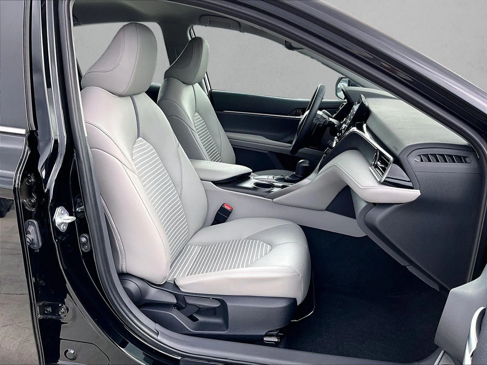 2024 Toyota Camry SE Auto (SE) photo 9