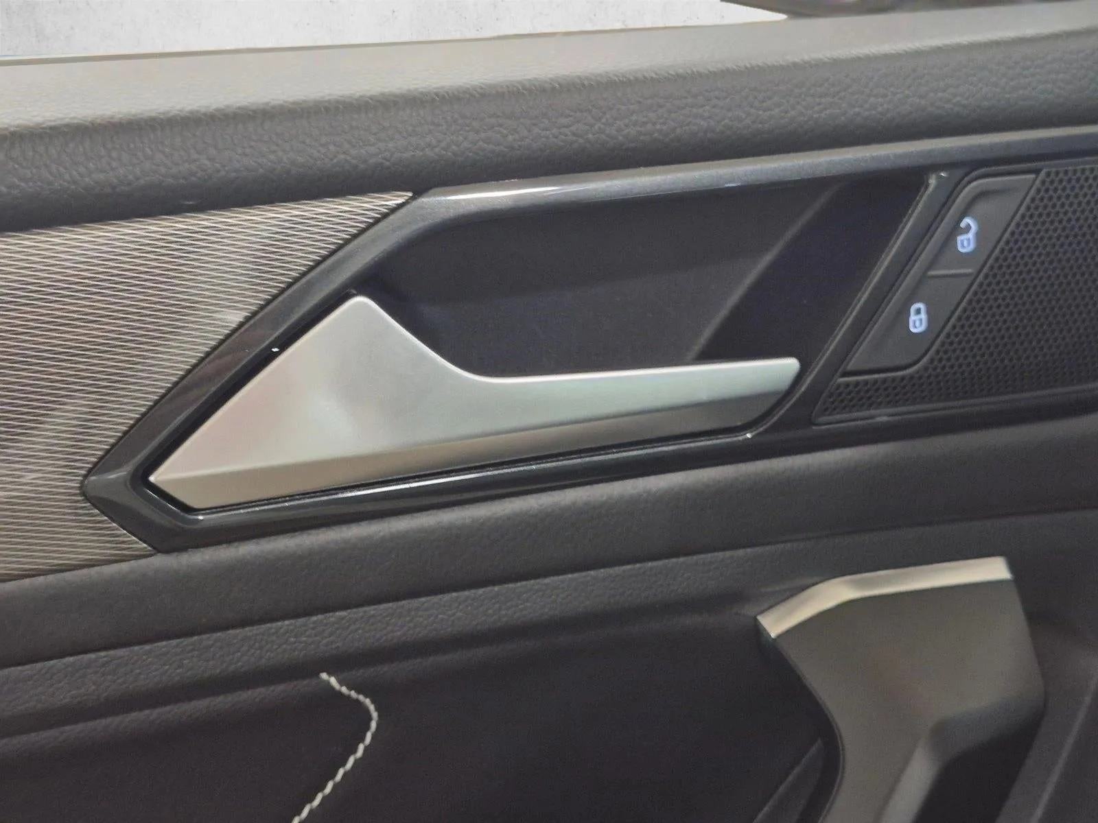 2023 Volkswagen Tiguan 2.0T SE 4MOTION photo 7