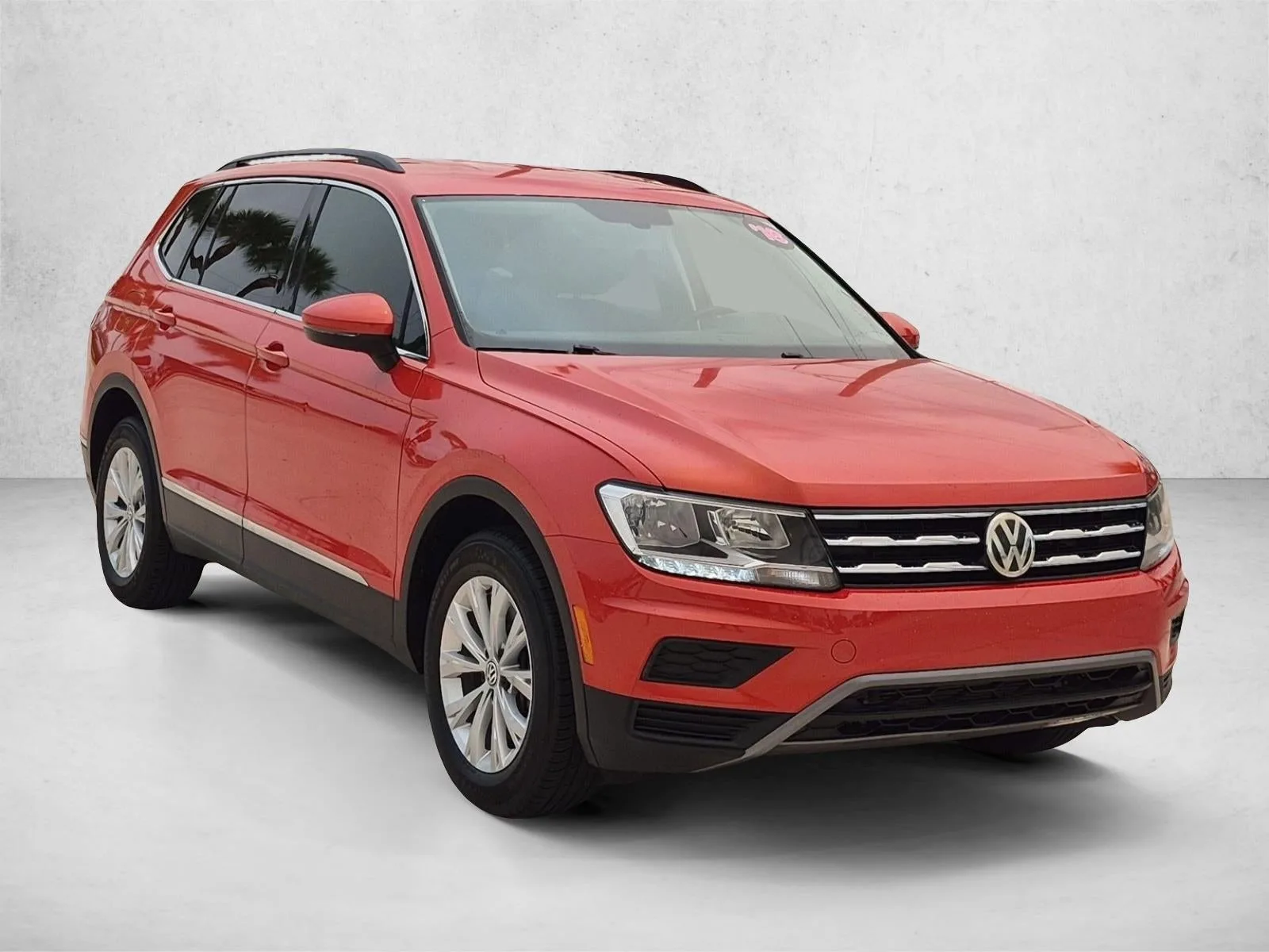 2018 Volkswagen Tiguan 2.0T SE FWD photo 3