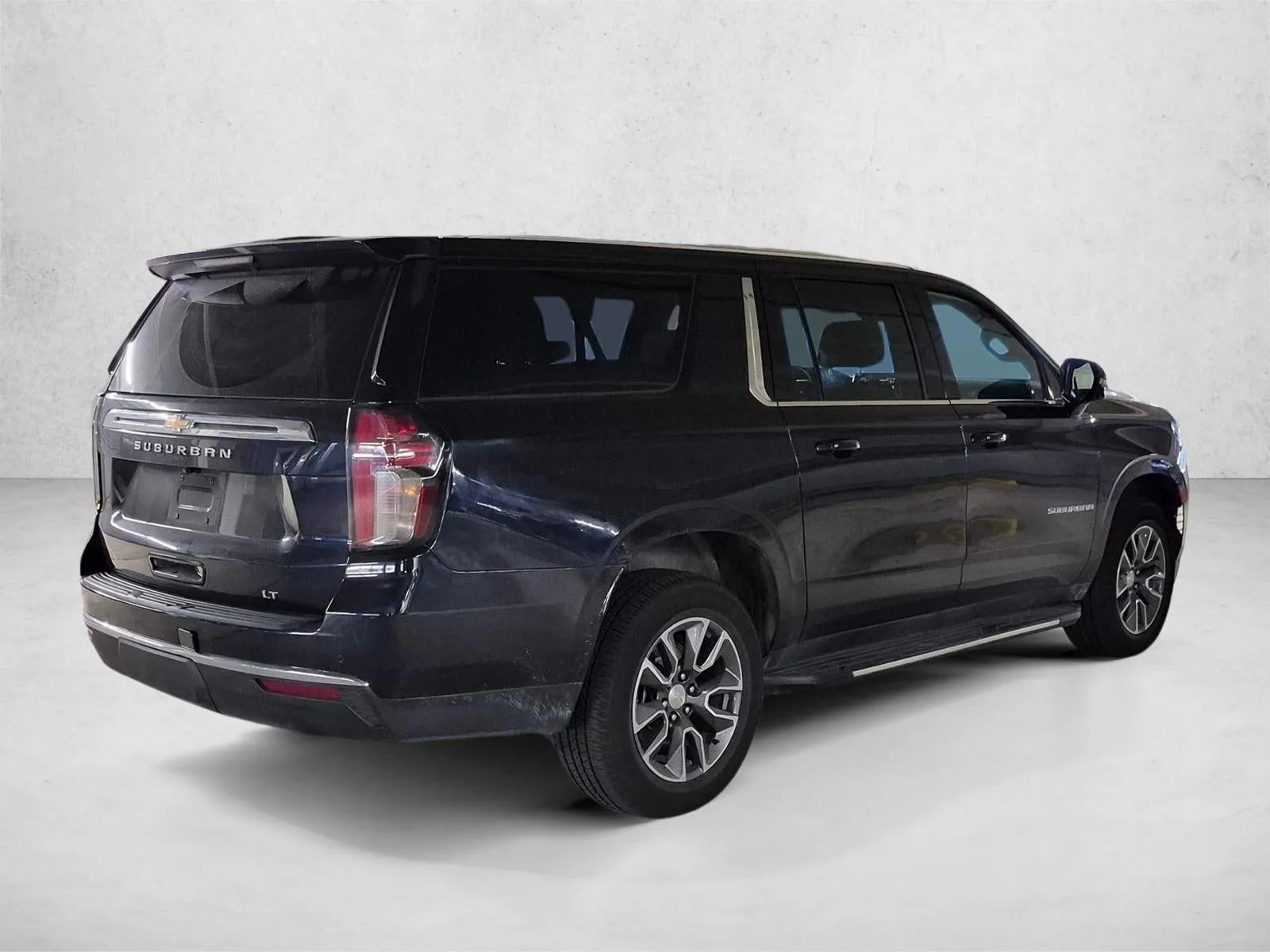 2023 Chevrolet Suburban LT photo 5