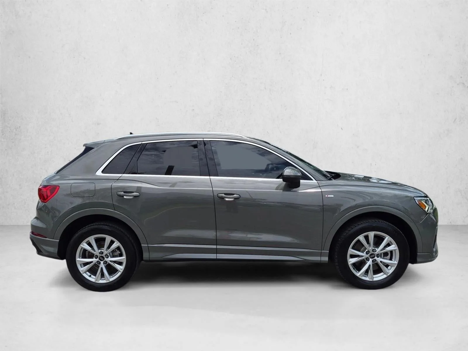 2022 Audi Q3 S line Premium Plus 45 TFSI quattro photo 4