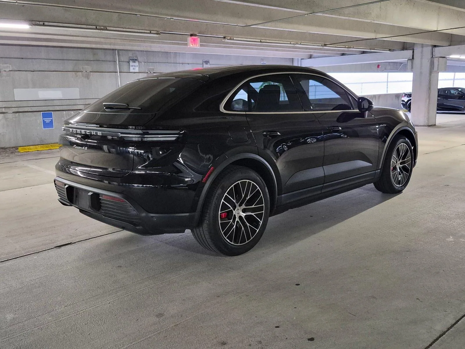 2025 Porsche Macan Electric 4S photo 5