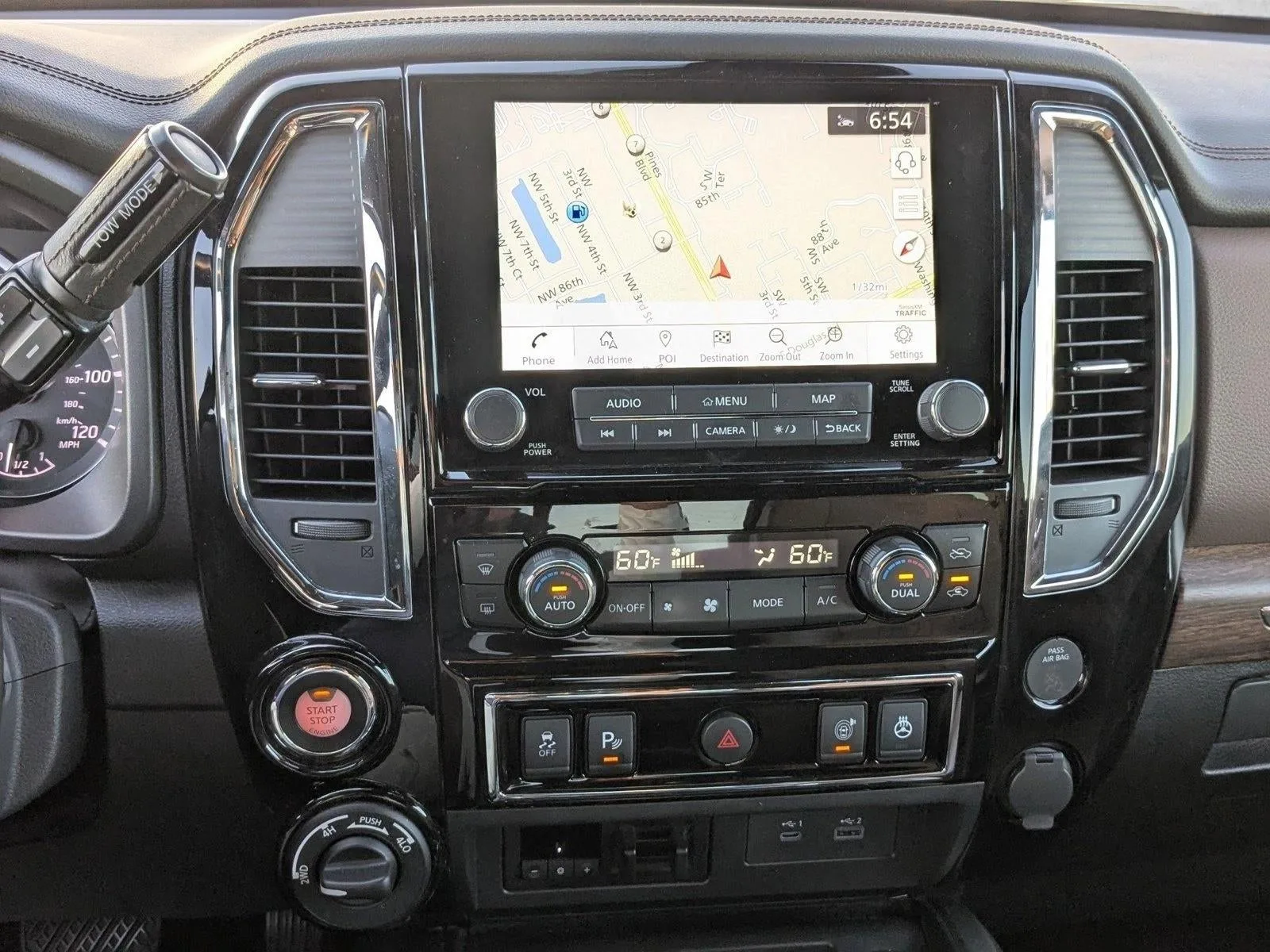 2021 Nissan TITAN Crew Cab Platinum Reserve 4x4 photo 11