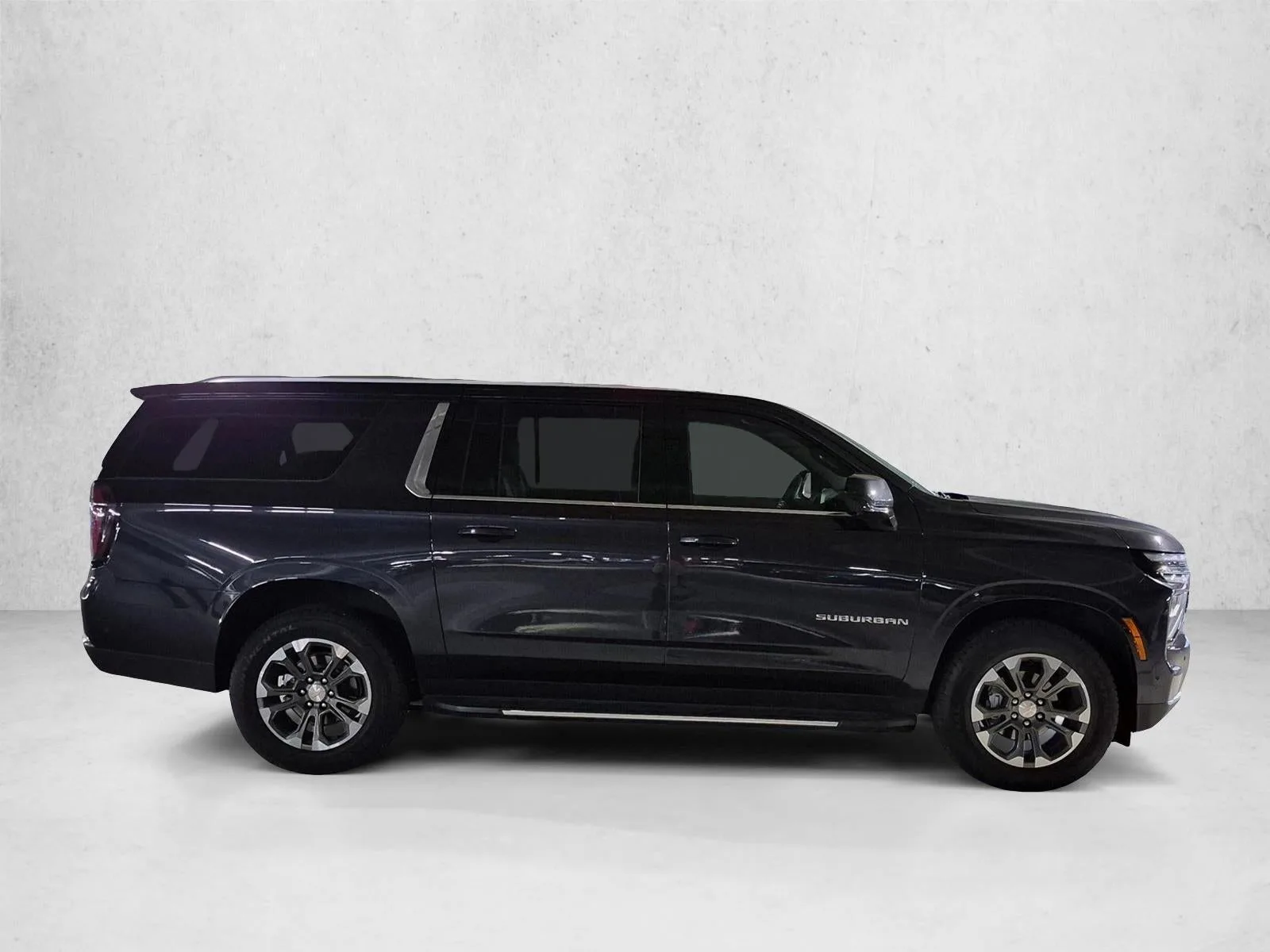 2025 Chevrolet Suburban LS photo 4