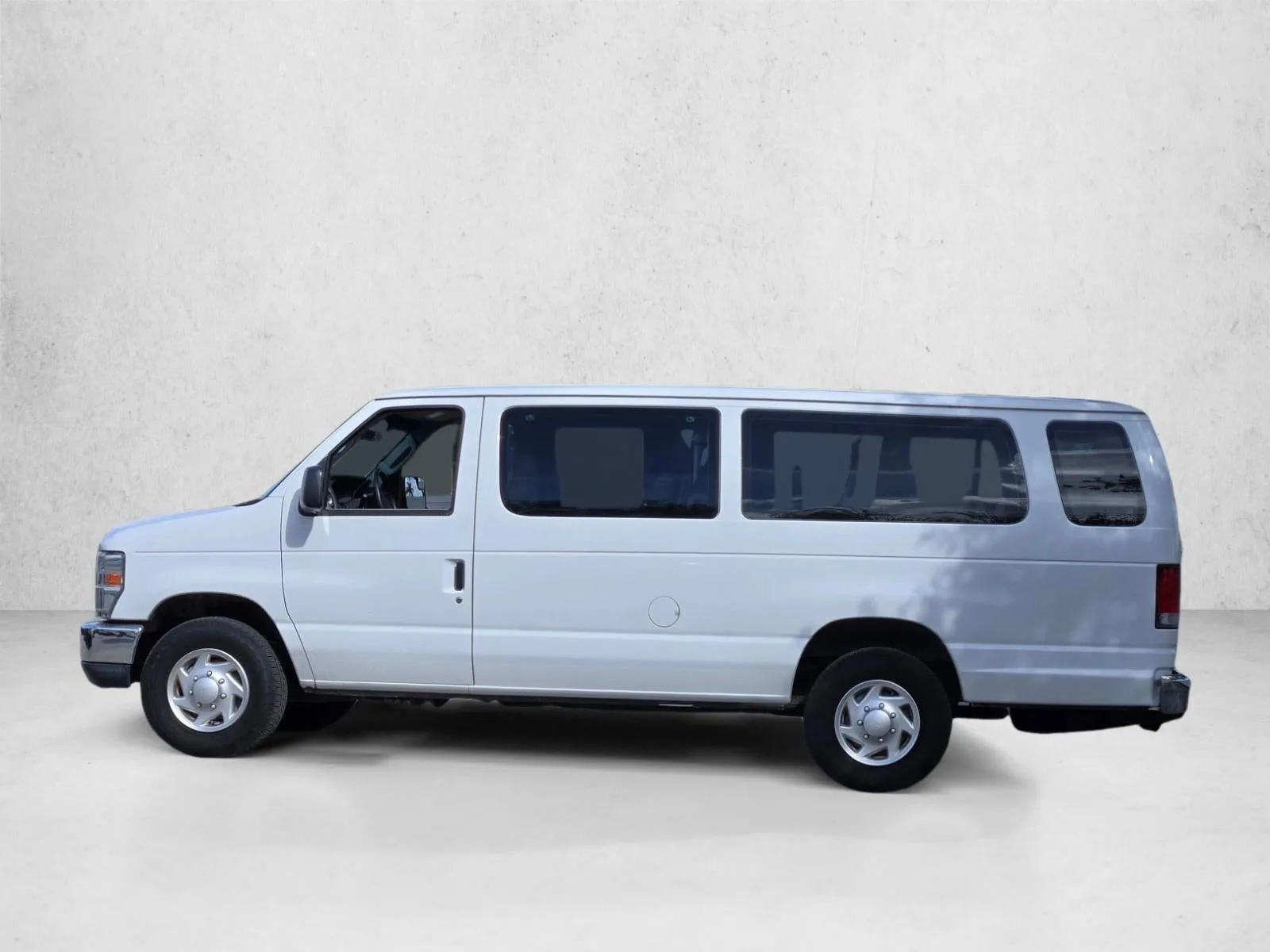 2014 Ford Econoline Wagon E-350 Super Duty Ext XLT photo 2