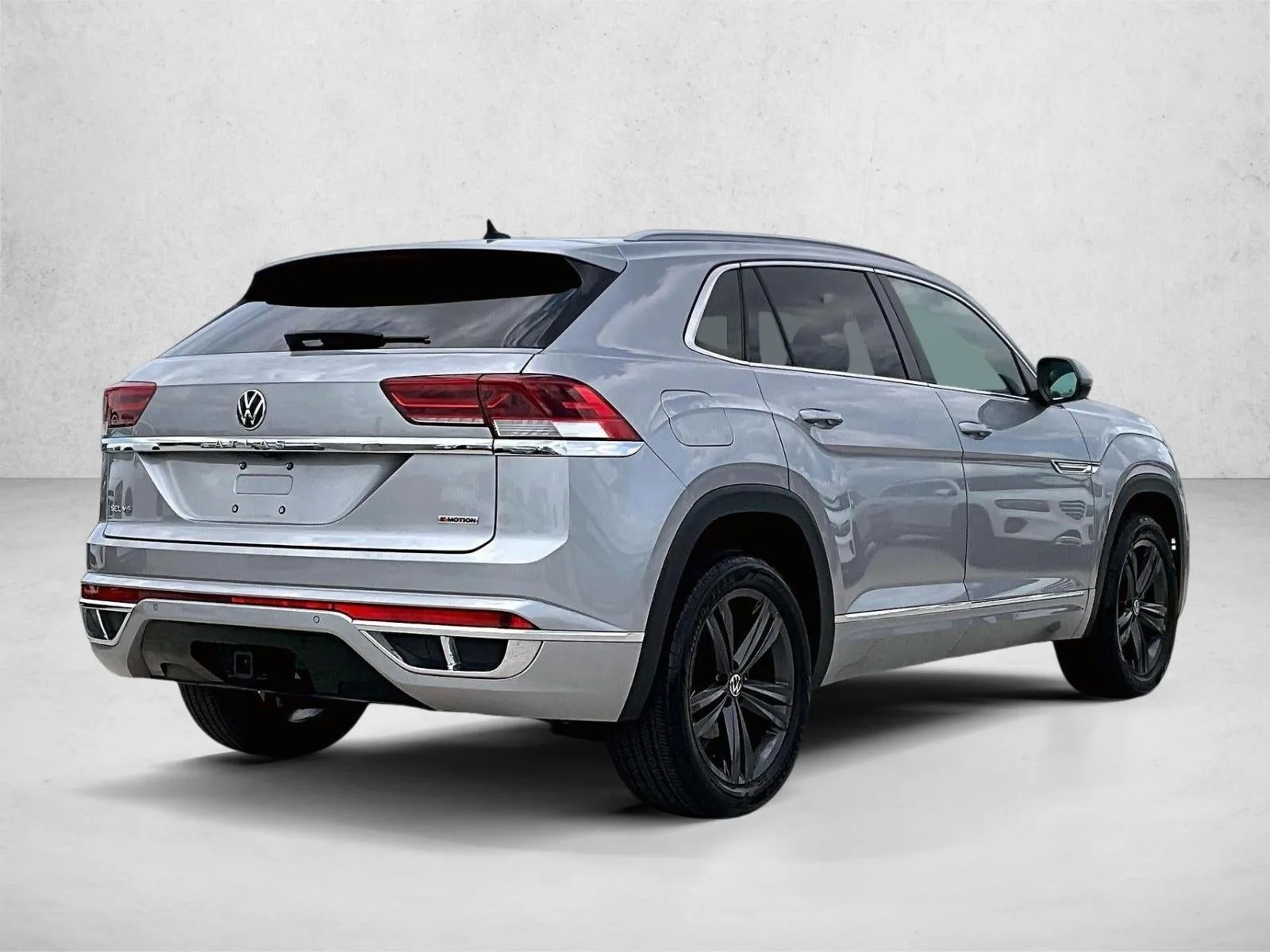 2022 Volkswagen Atlas Cross Sport 3.6L V6 SEL R-Line 4MOTION photo 2