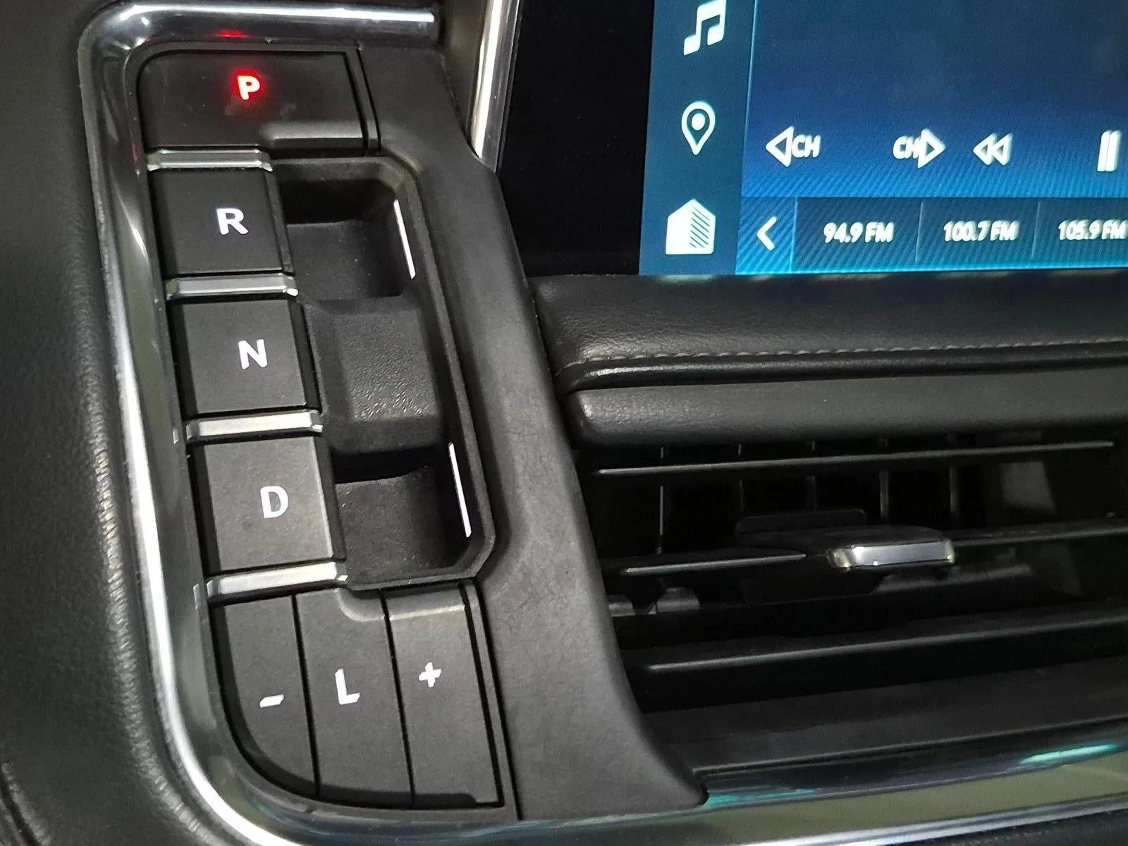 2023 Chevrolet Suburban LT photo 12