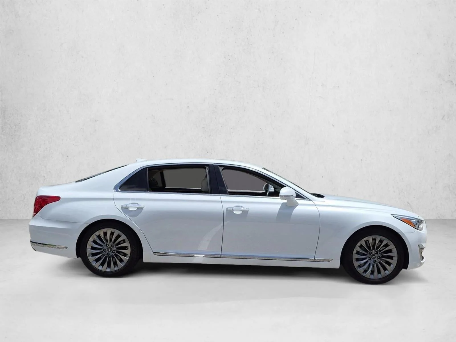 2017 Genesis G90 3.3T Premium RWD photo 4