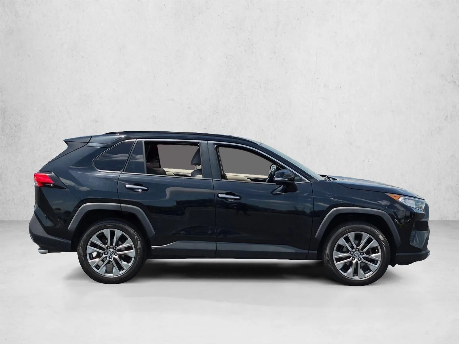 2020 Toyota RAV4 Limited photo 4