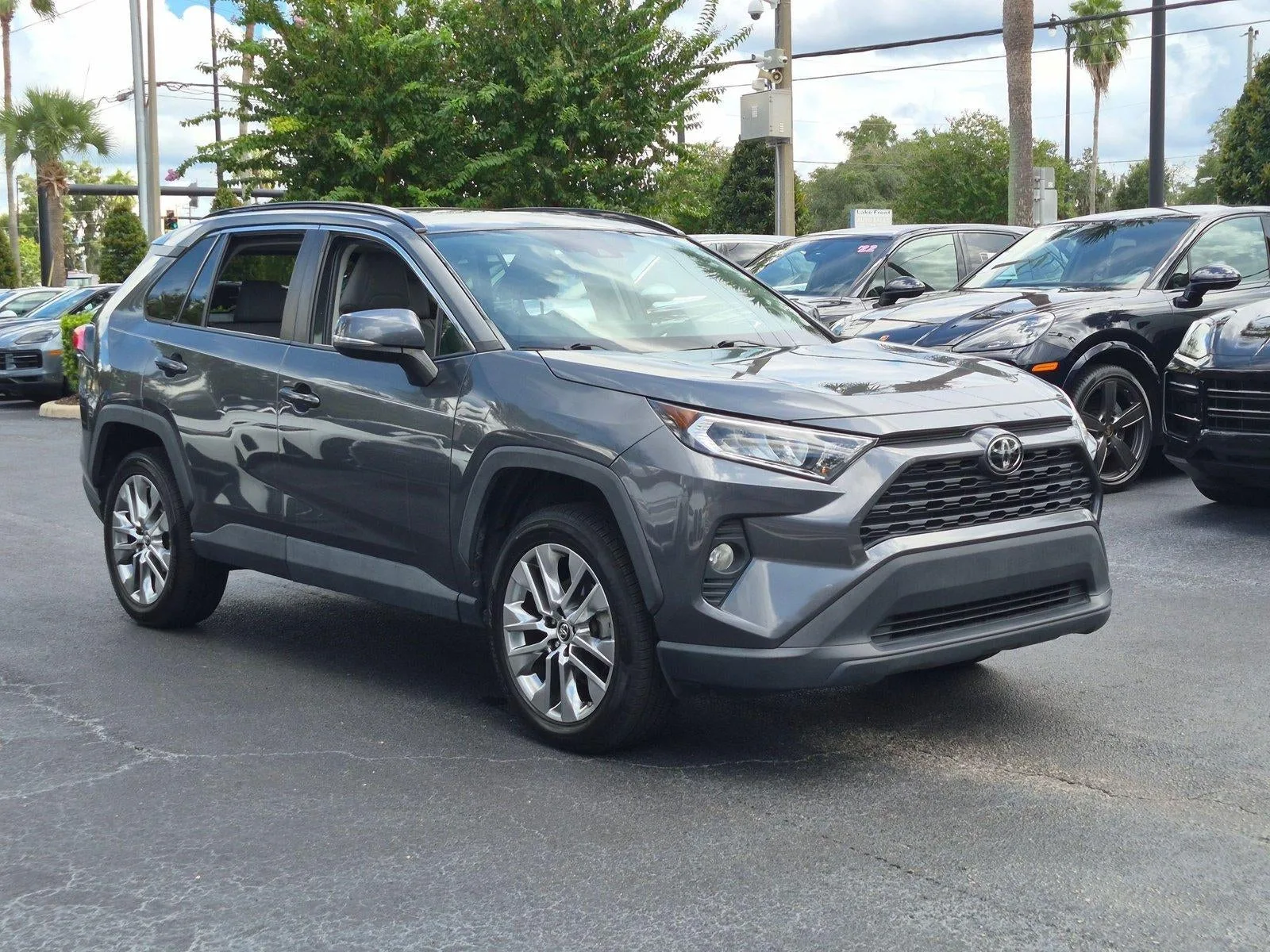 2019 Toyota RAV4 XLE Premium FWD (Natl) photo 7