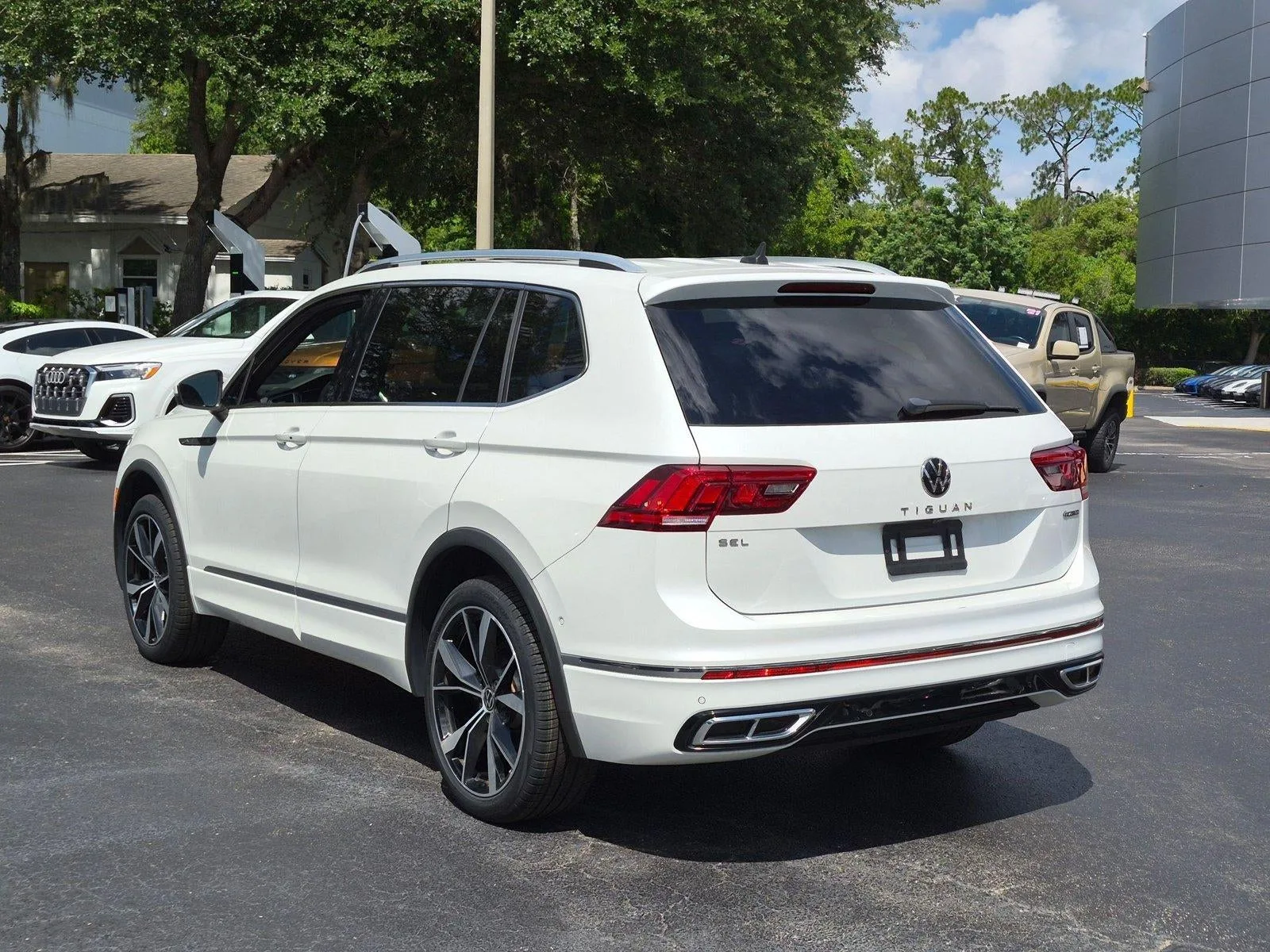 2022 Volkswagen Tiguan 2.0T SEL R-Line 4MOTION photo 3