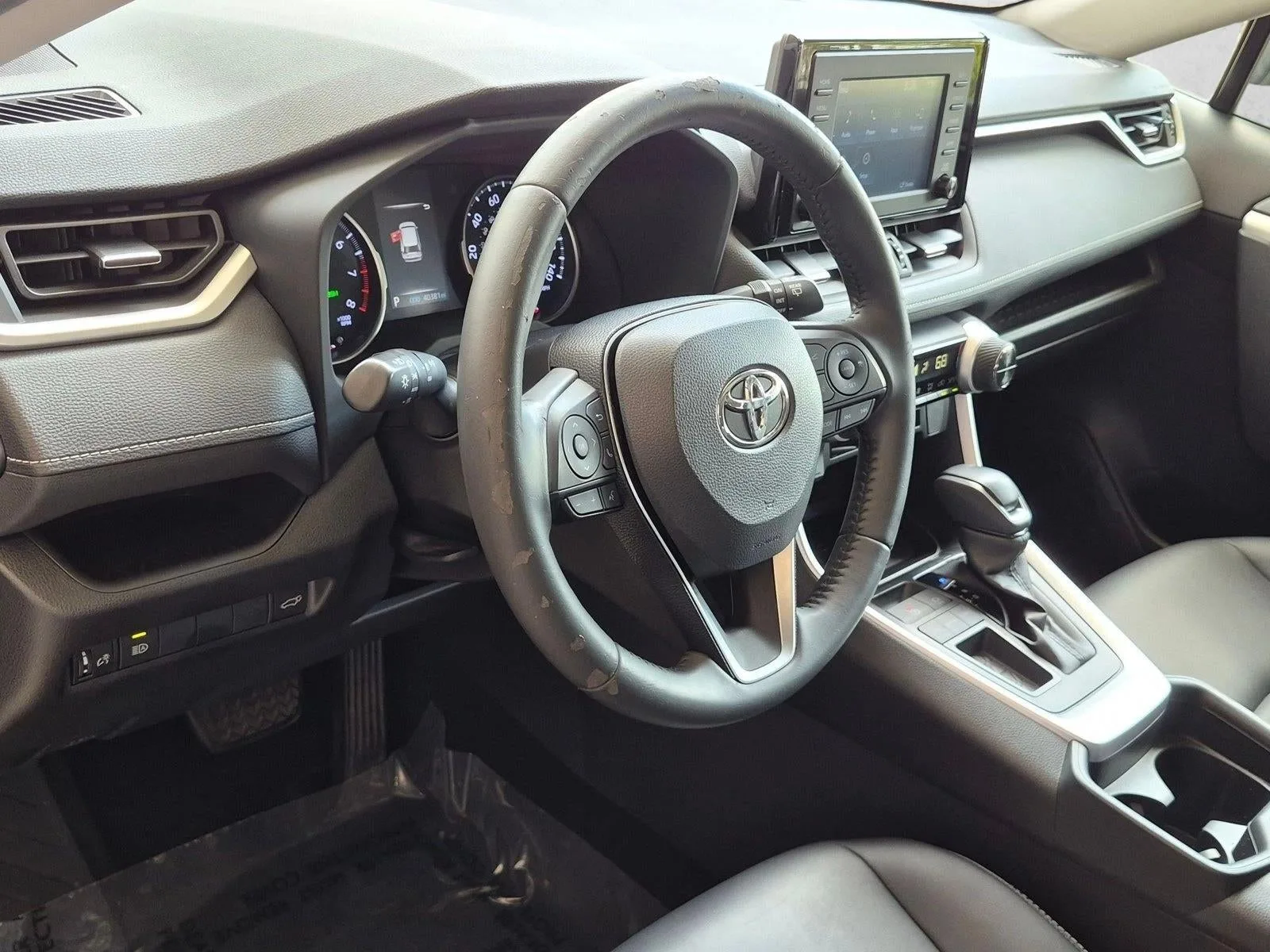 2019 Toyota RAV4 XLE Premium FWD (Natl) photo 9