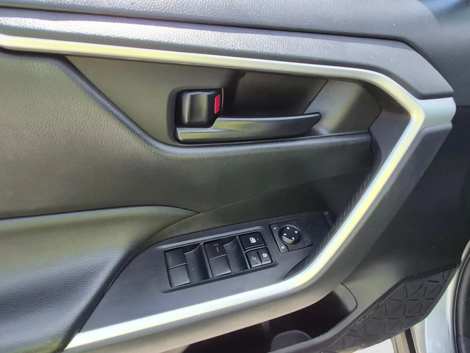 2022 Toyota RAV4 LE FWD (GS) photo 8