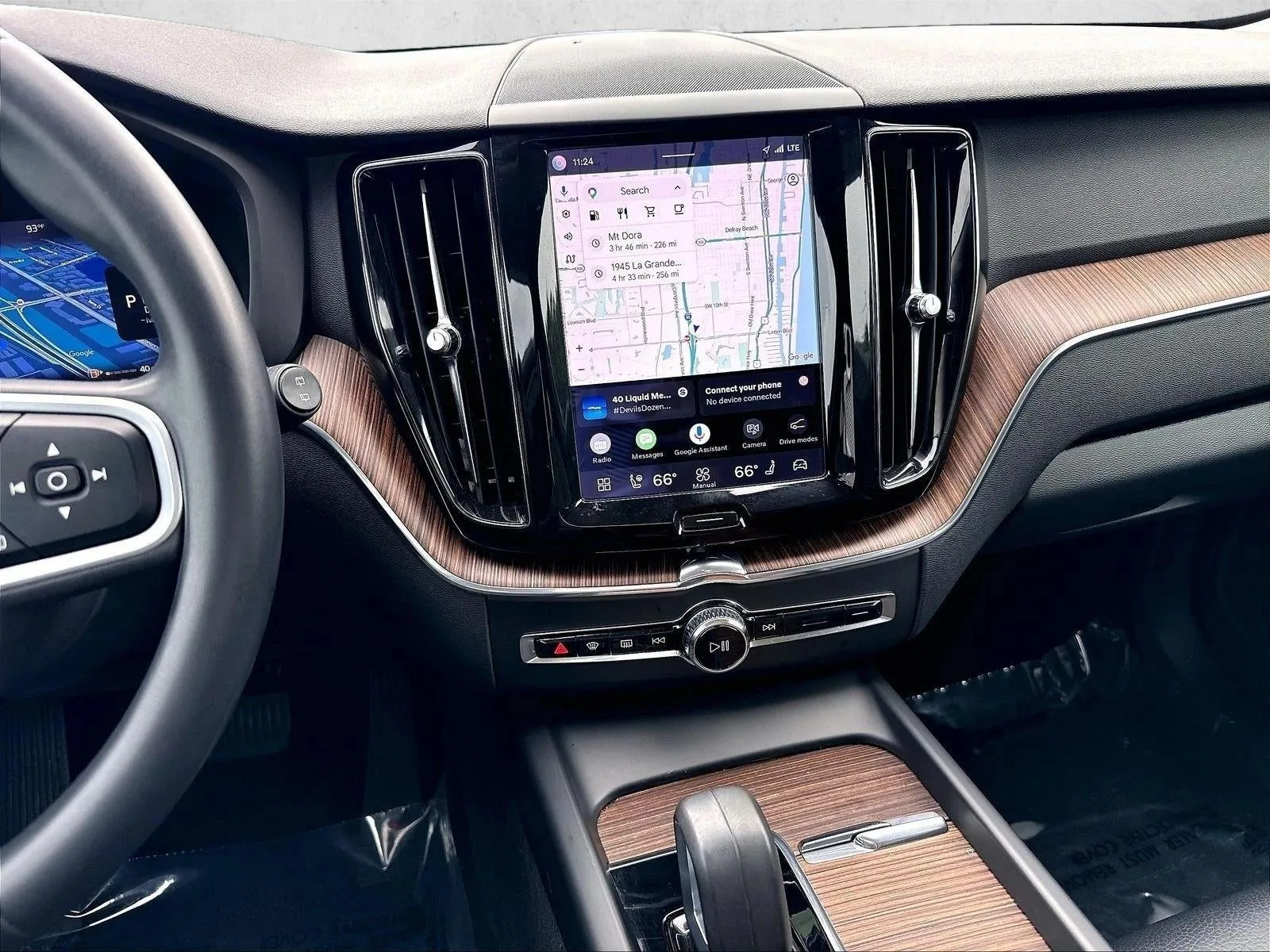 2022 Volvo XC60 B5 AWD Momentum photo 8