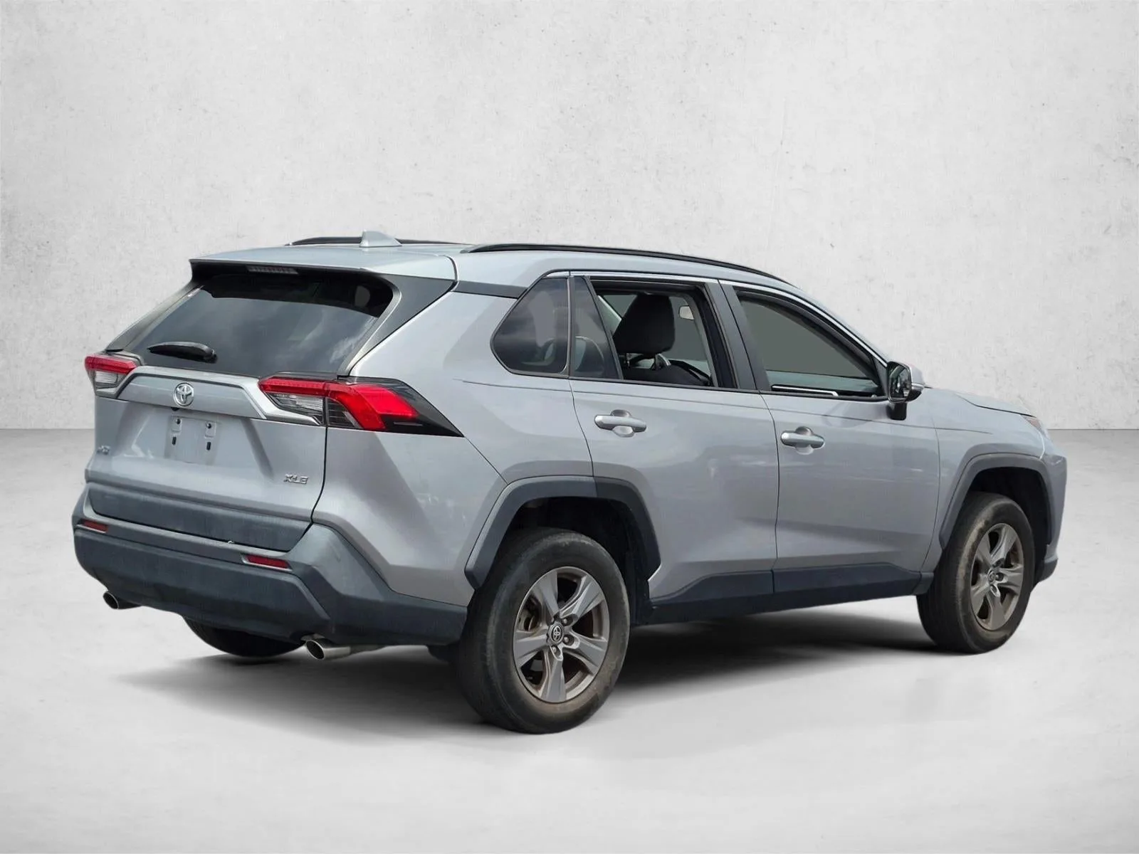 2022 Toyota RAV4 XLE photo 5
