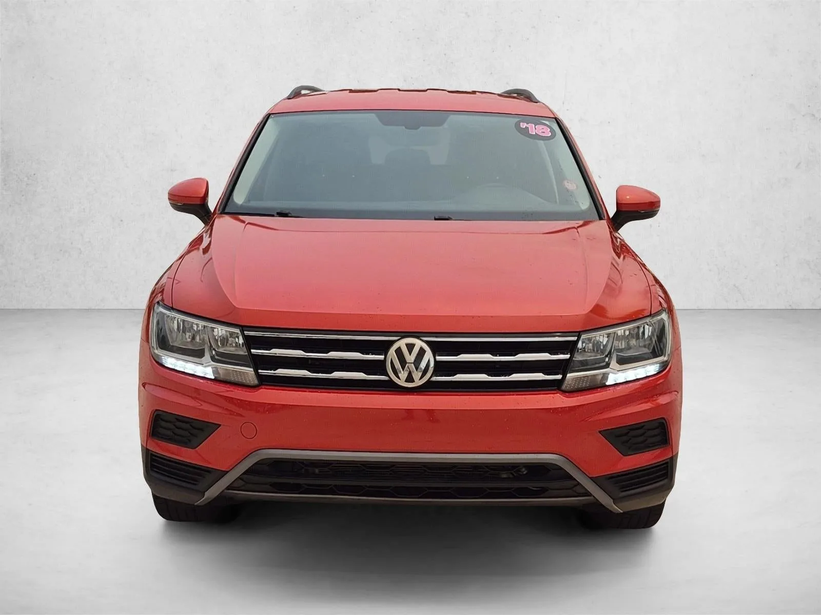 2018 Volkswagen Tiguan 2.0T SE FWD photo 2