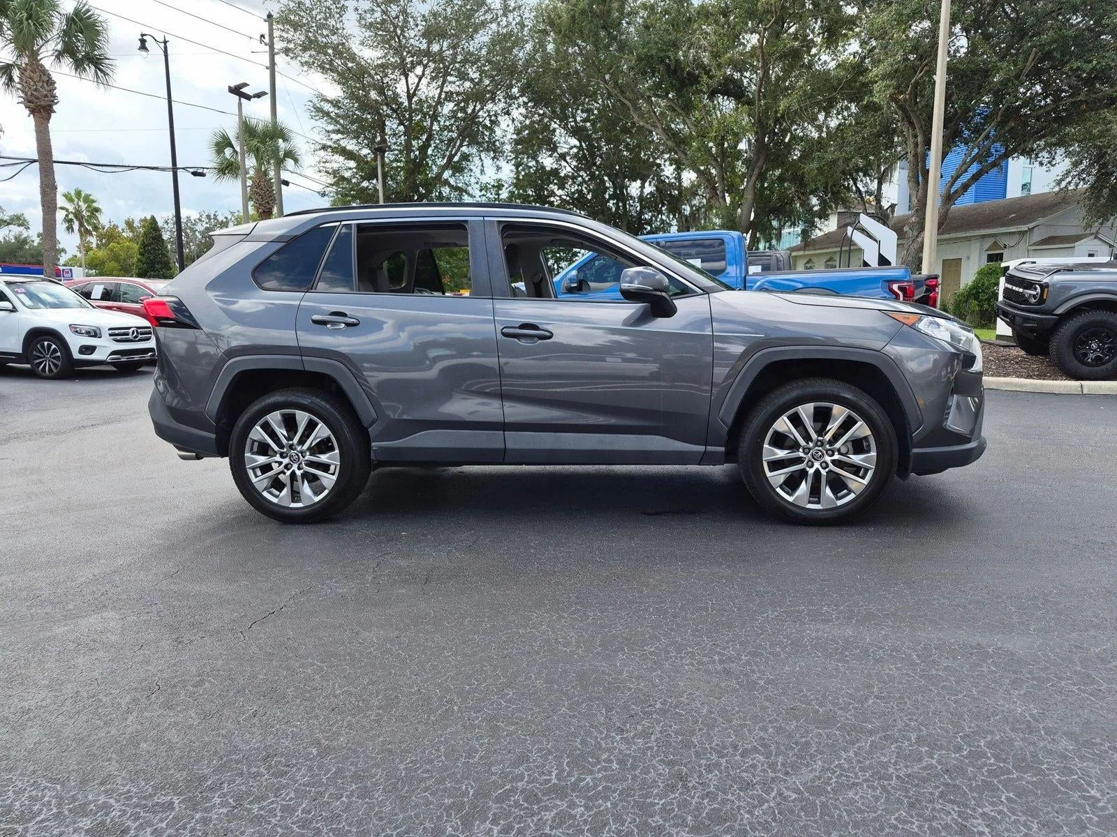2019 Toyota RAV4 XLE Premium FWD (Natl) photo 8