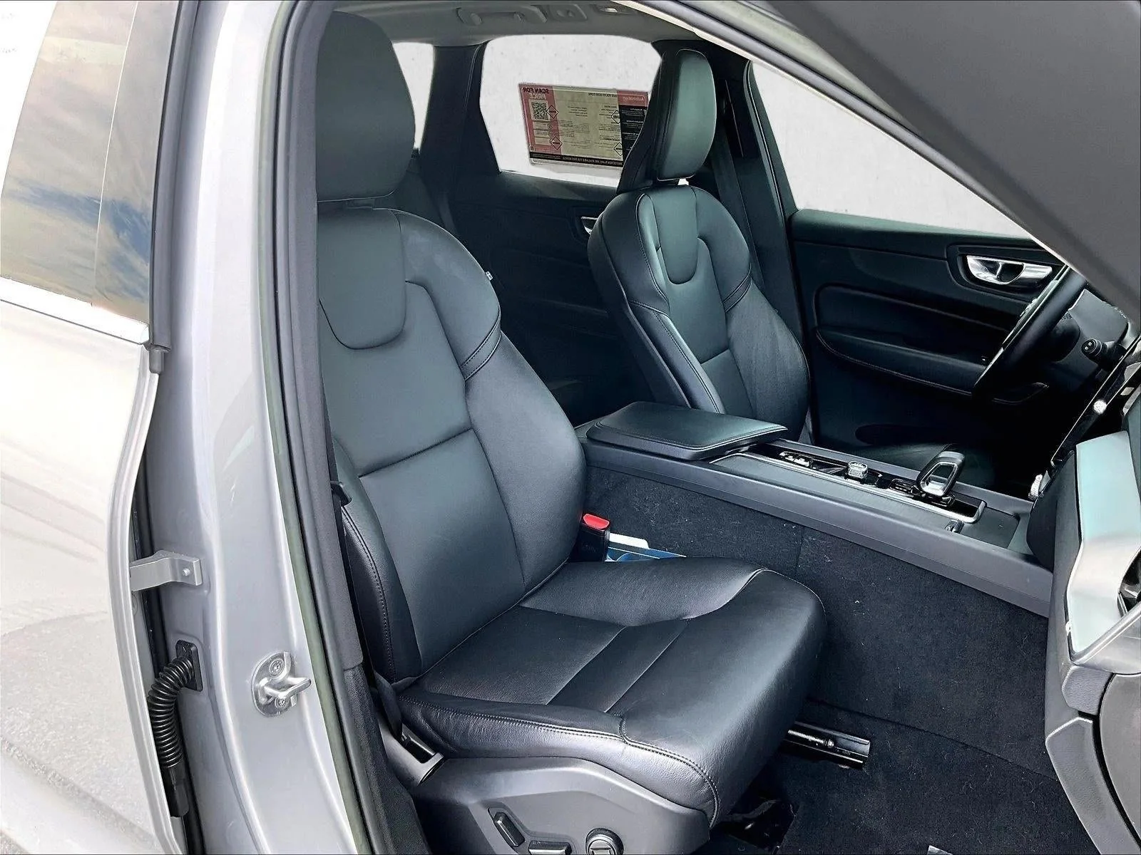 2023 Volvo XC60 Core photo 9
