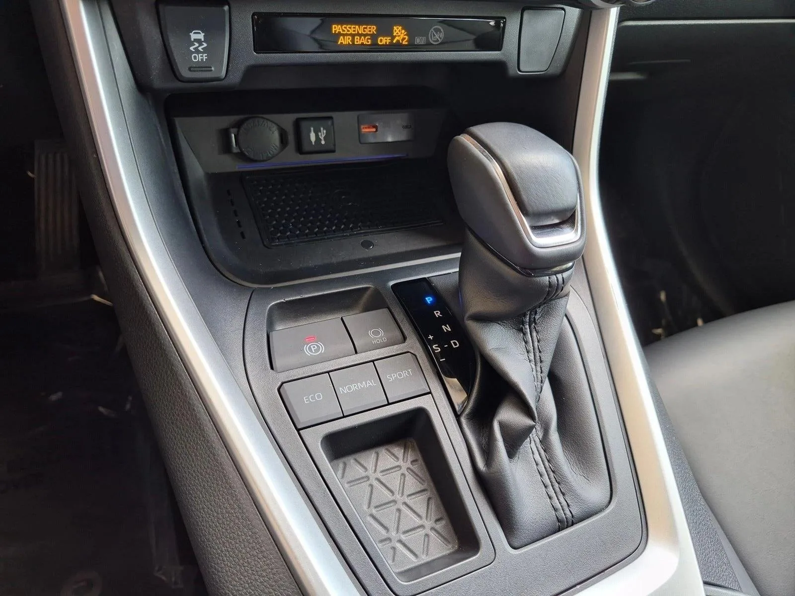 2019 Toyota RAV4 XLE Premium FWD (Natl) photo 11