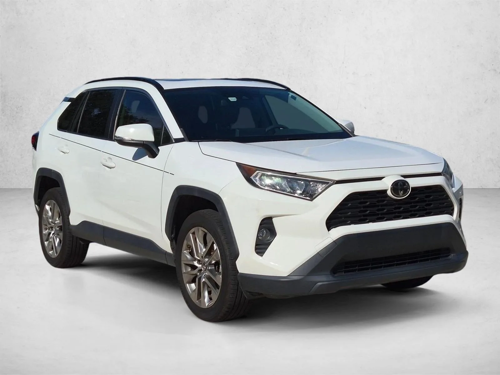 2019 Toyota RAV4 XLE Premium FWD (Natl) photo 3