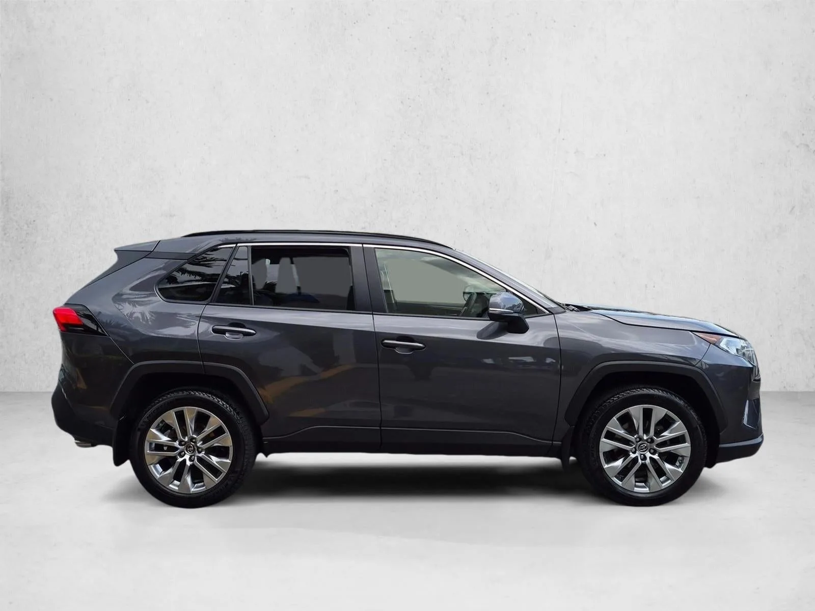 2019 Toyota RAV4 XLE Premium FWD (Natl) photo 4