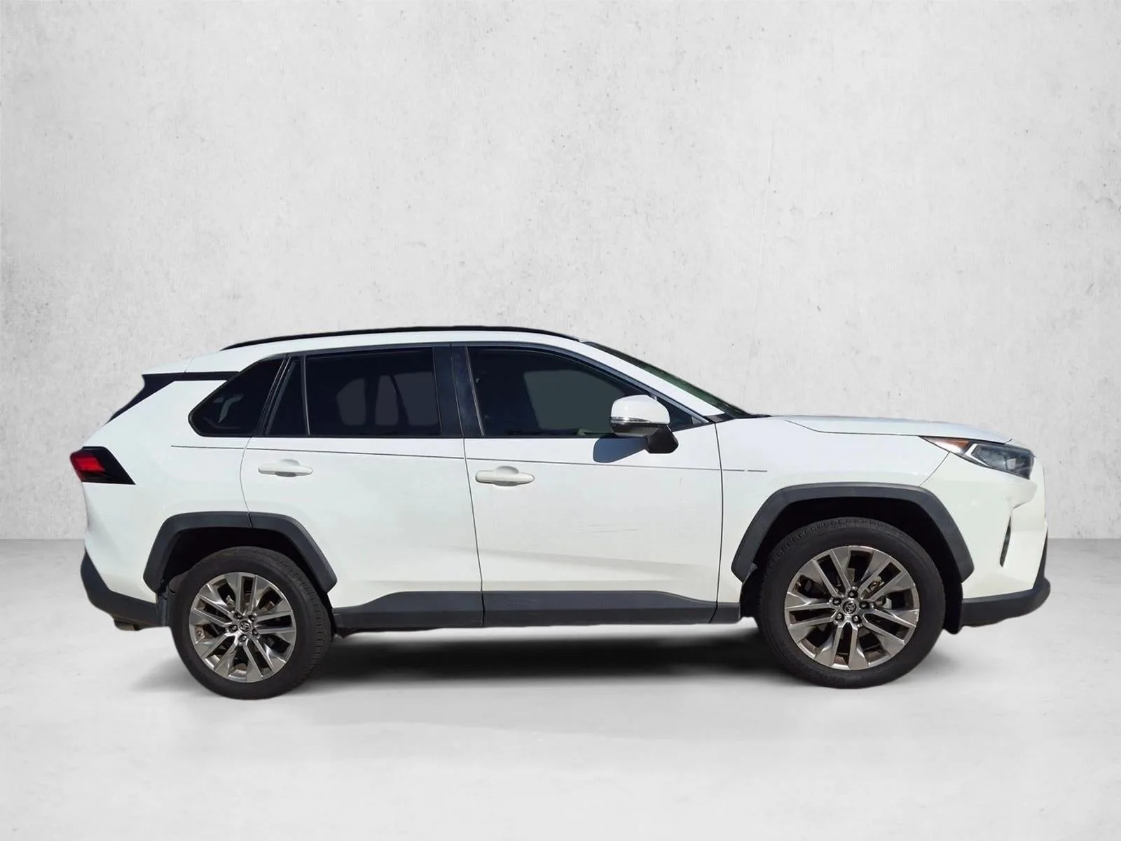 2019 Toyota RAV4 XLE Premium FWD (Natl) photo 4