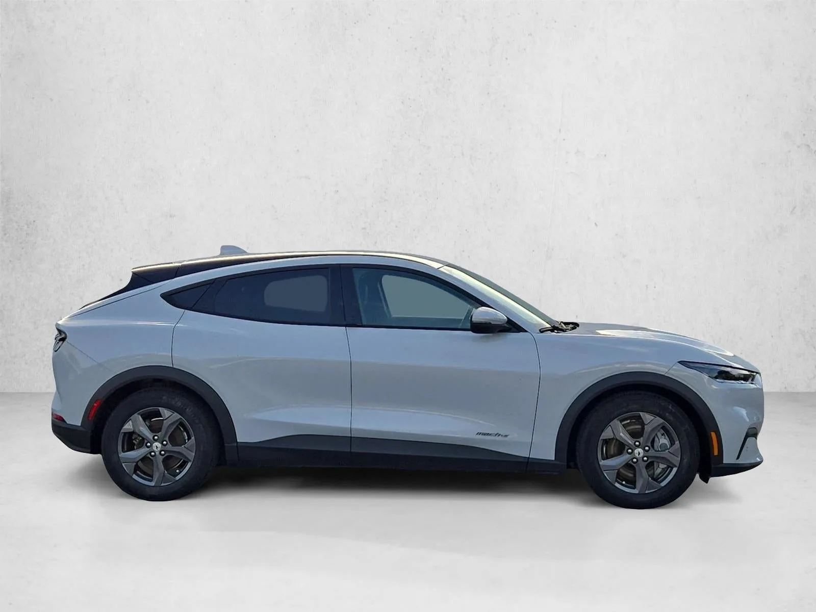 2022 Ford Mustang Mach-E Select RWD photo 4