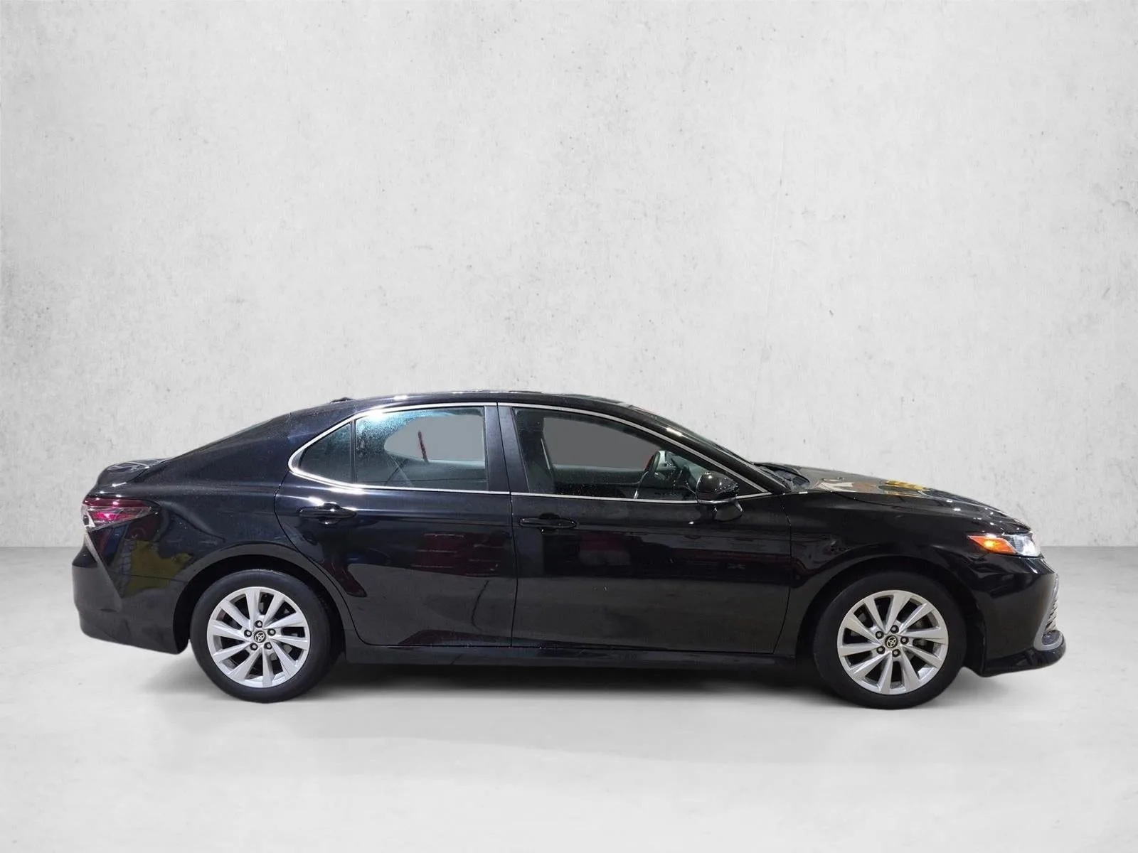 2024 Toyota Camry LE Auto (SE) photo 4
