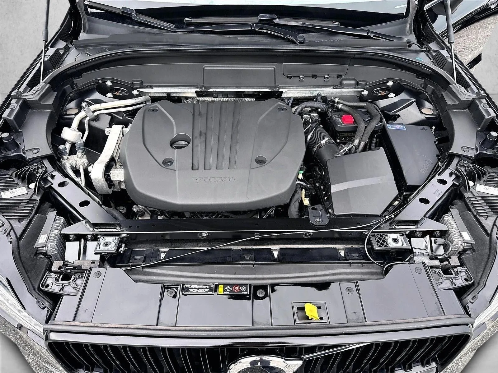 2022 Volvo XC60 B5 AWD Momentum photo 11