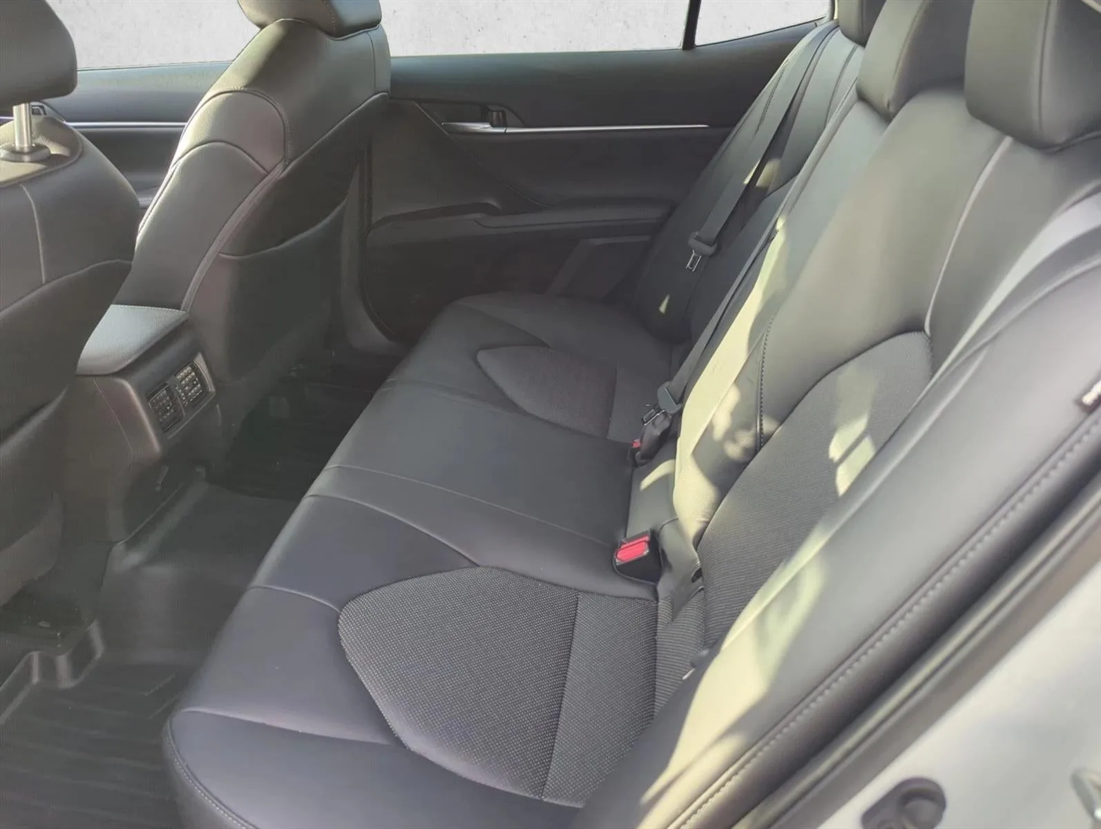 2022 Toyota Camry XLE Auto (SE) photo 8