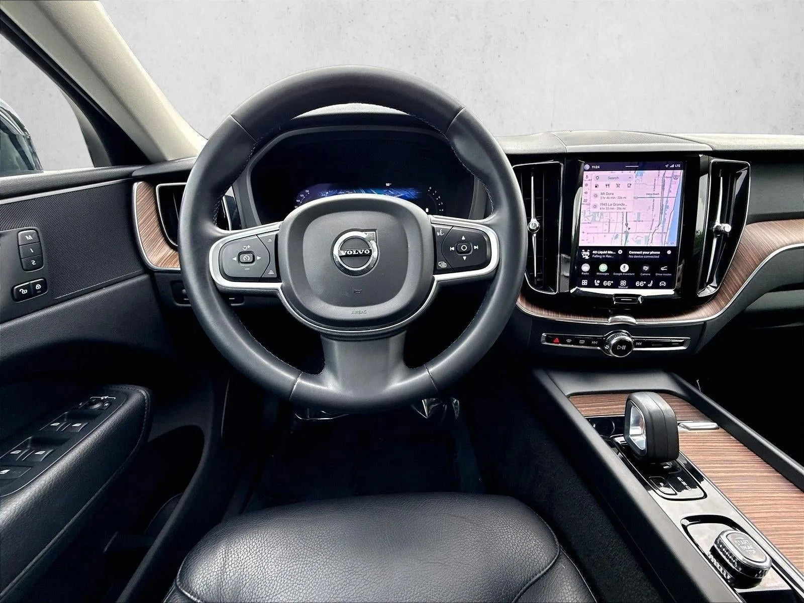 2022 Volvo XC60 B5 AWD Momentum photo 7