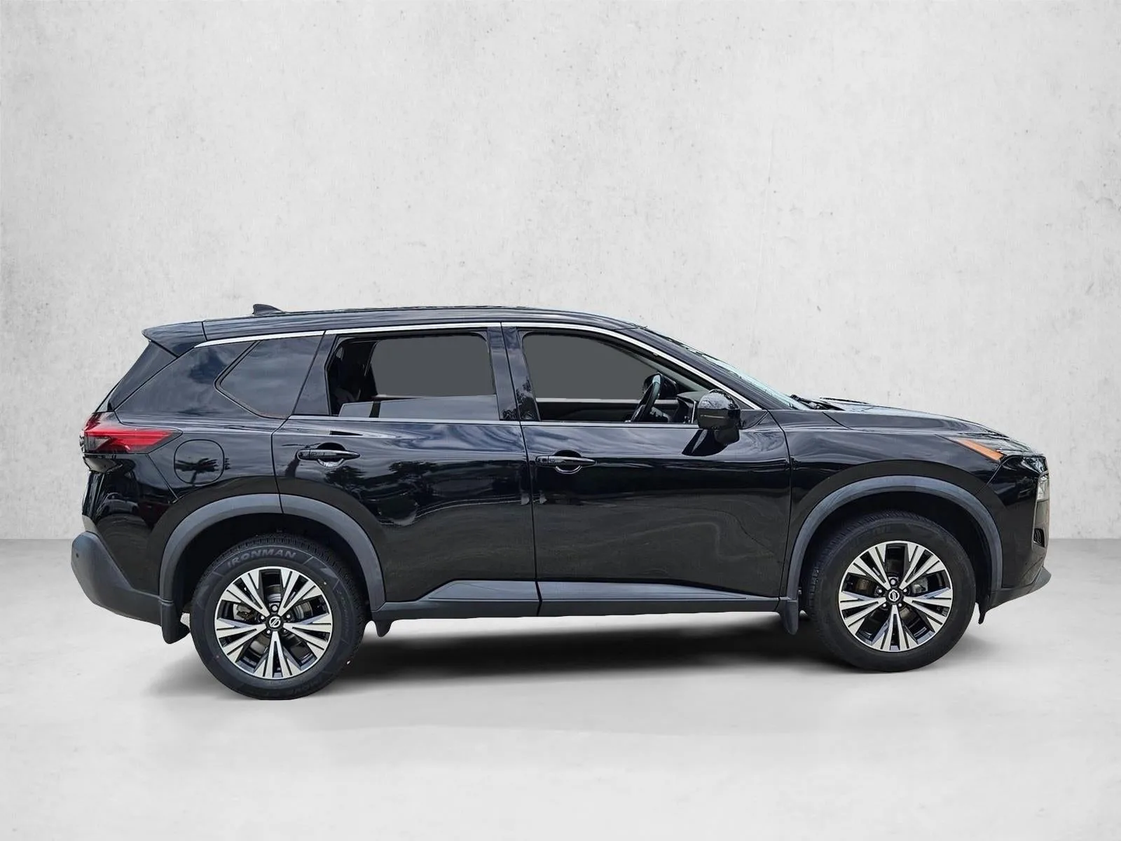 2021 Nissan Rogue FWD SV photo 4