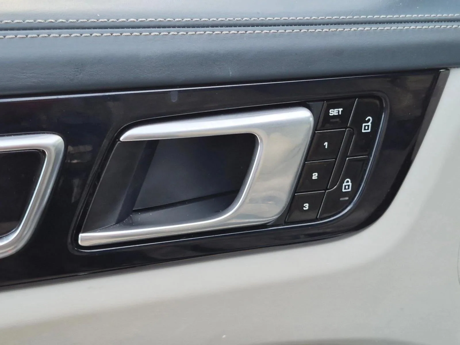 2020 Porsche Cayenne Coupe Base photo 9