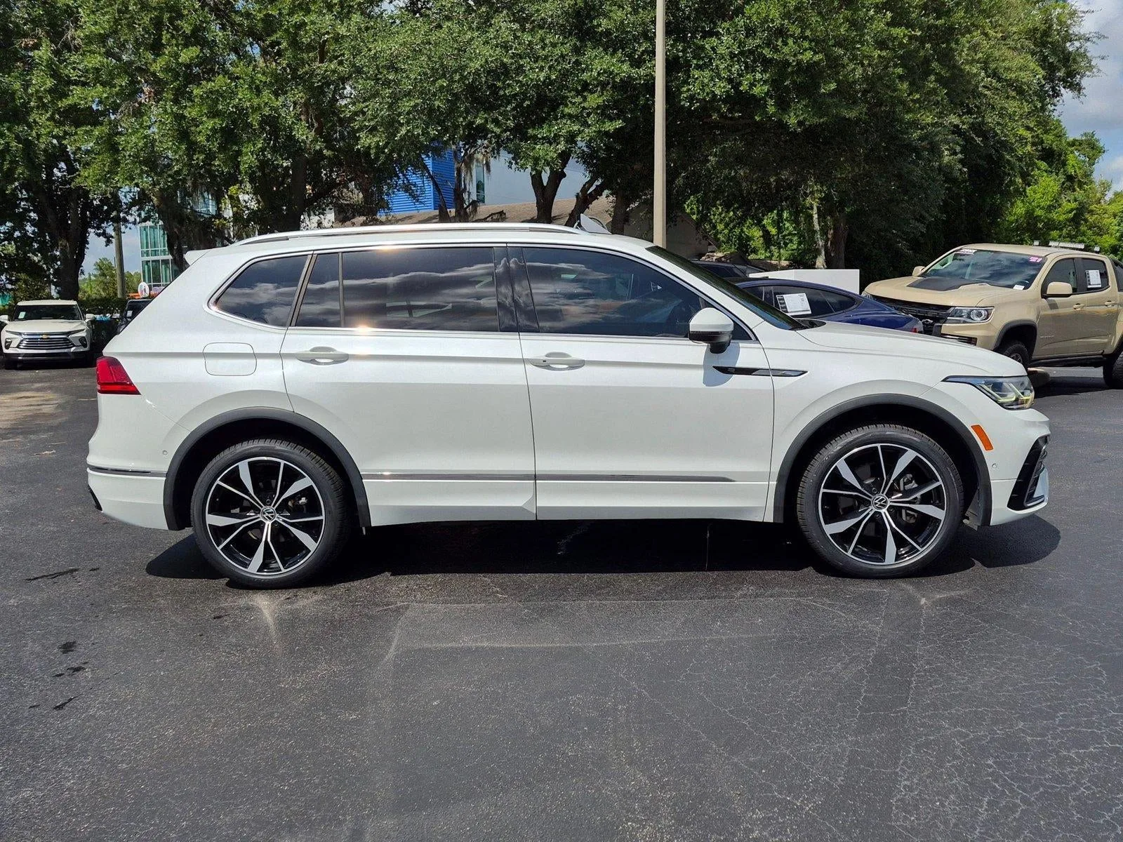 2022 Volkswagen Tiguan 2.0T SEL R-Line 4MOTION photo 8