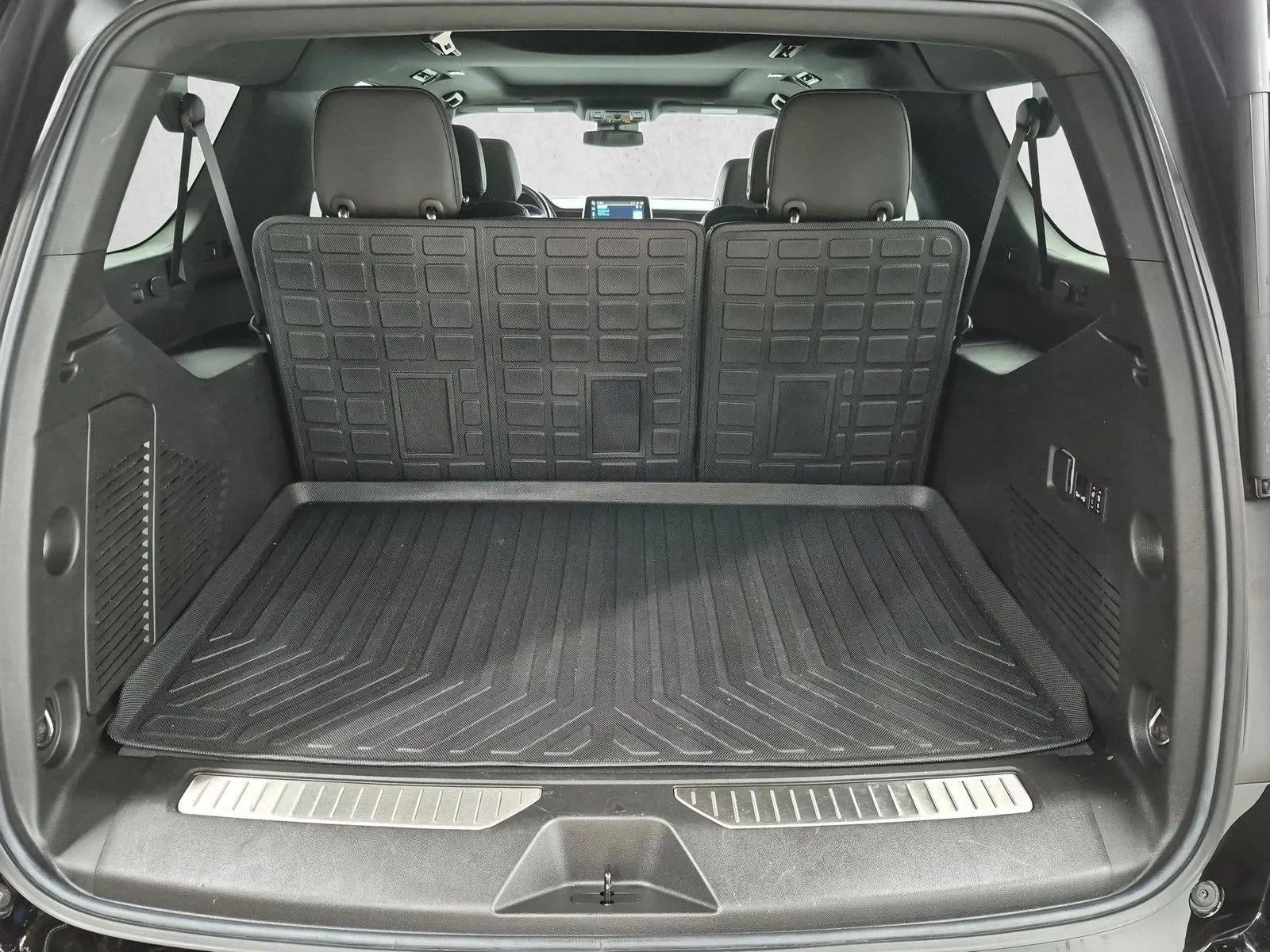 2023 Chevrolet Suburban Z71 photo 6