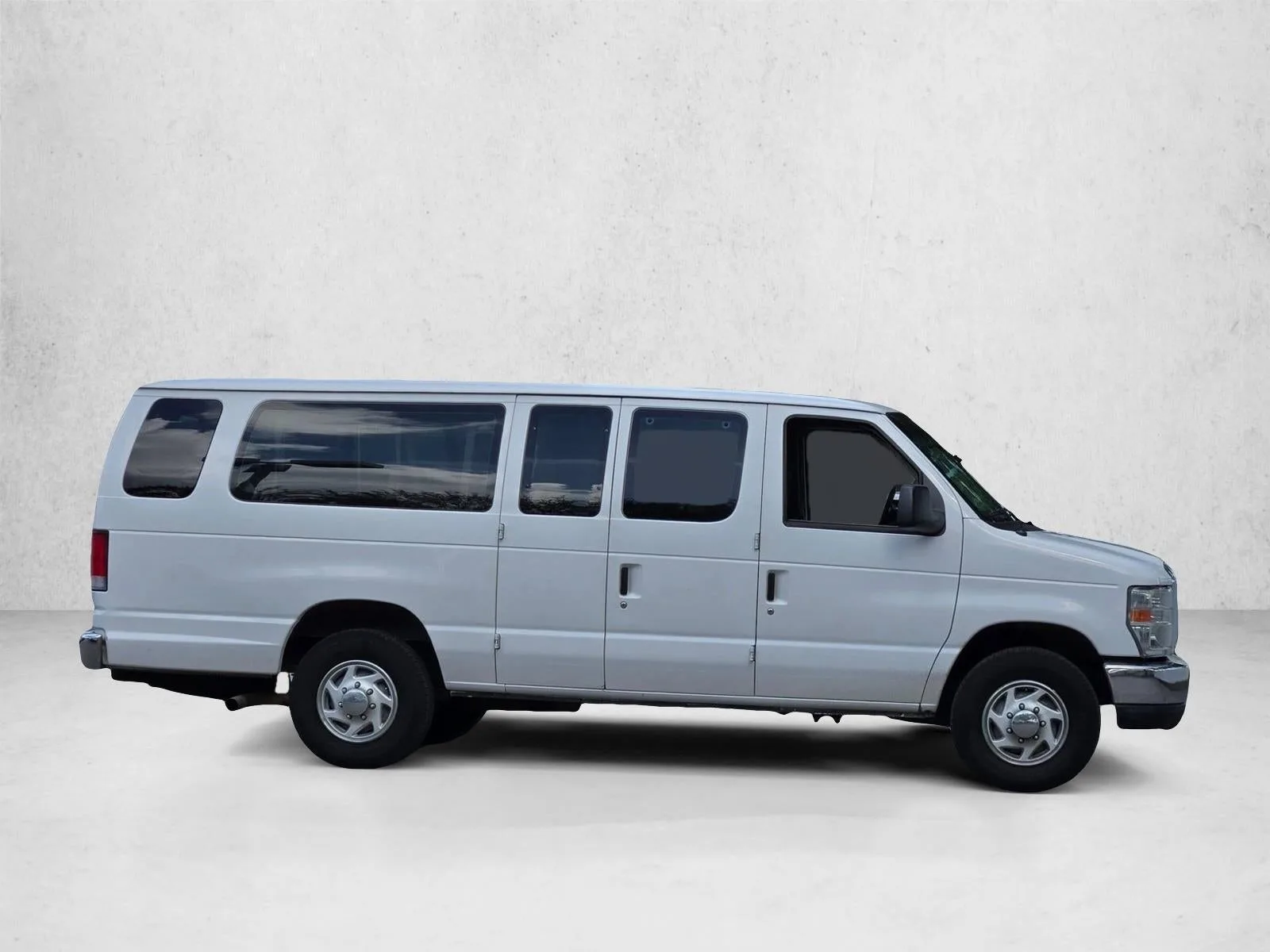 2014 Ford Econoline Wagon E-350 Super Duty Ext XLT photo 3