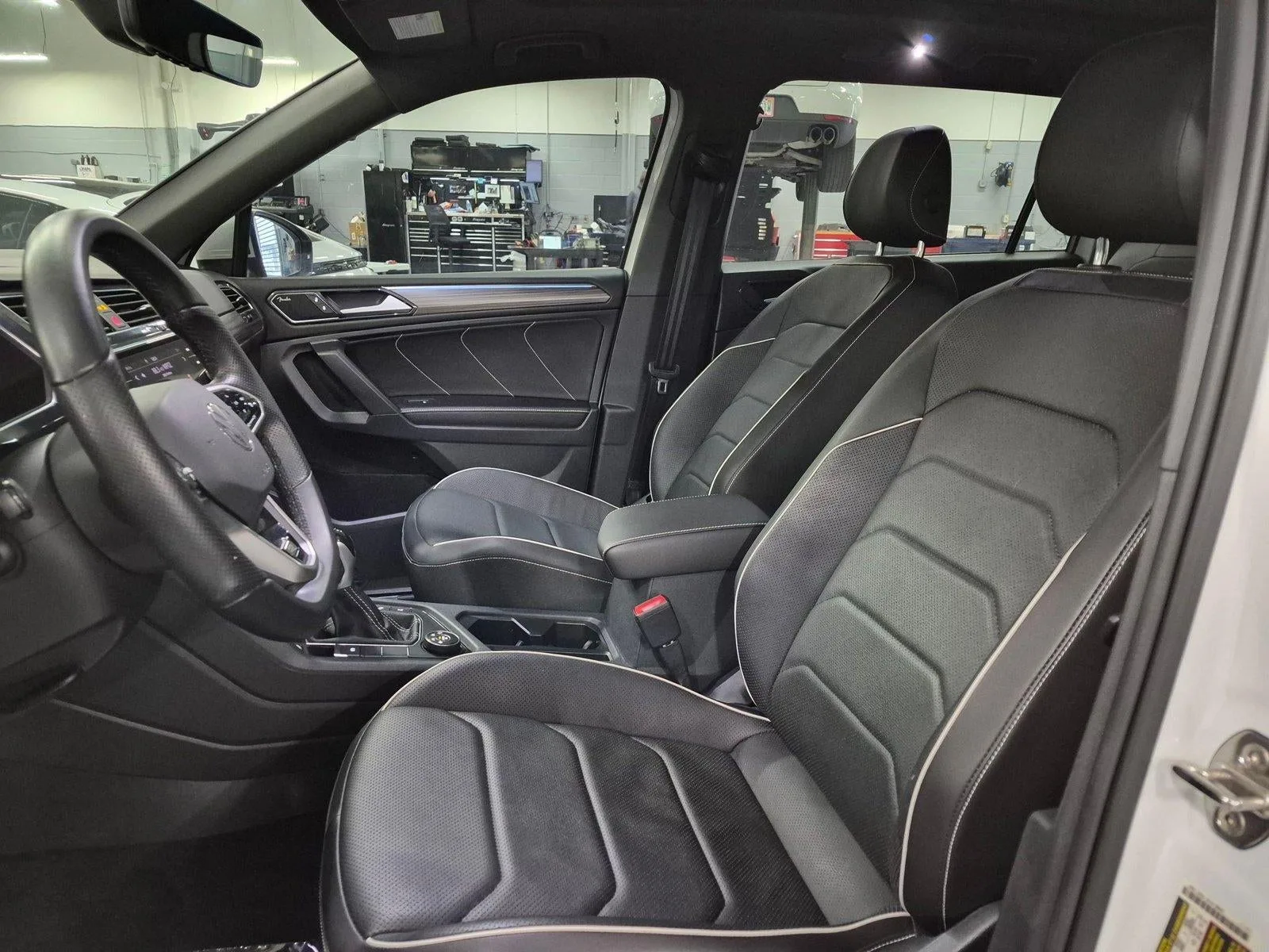 2022 Volkswagen Tiguan 2.0T SEL R-Line 4MOTION photo 5