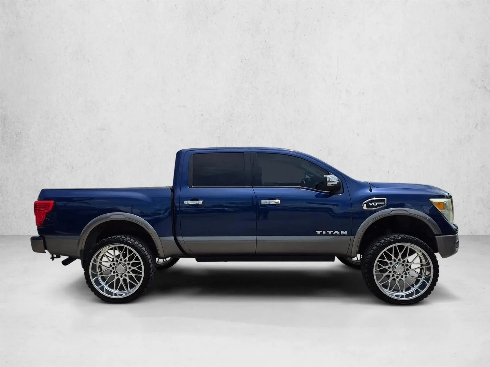 2017 Nissan Titan 4x2 Crew Cab Platinum Reserve photo 4