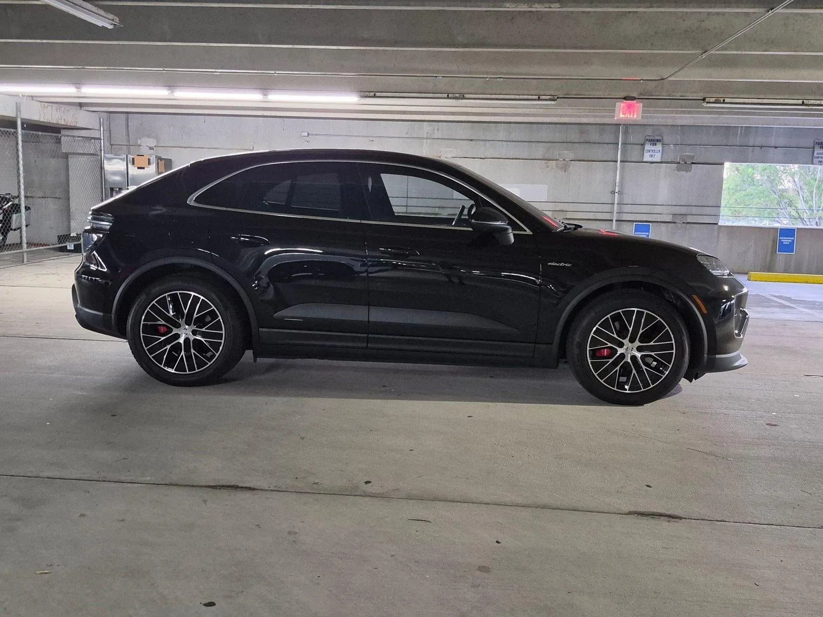 2025 Porsche Macan Electric 4S photo 4