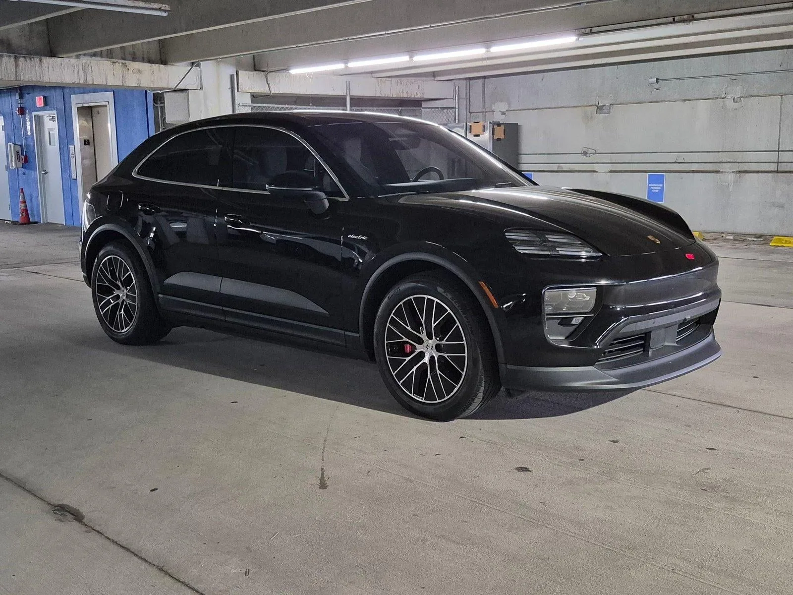 2025 Porsche Macan Electric 4S photo 3