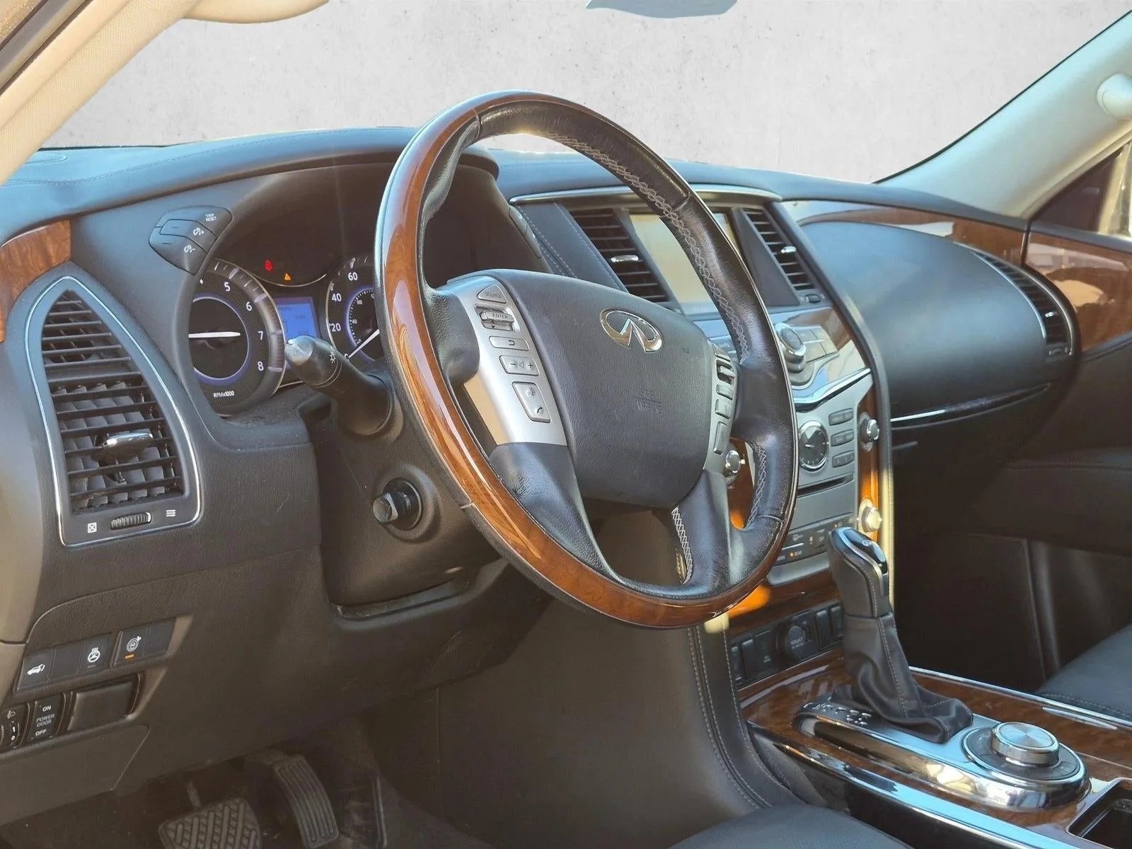 2019 INFINITI QX80 LUXE AWD photo 2