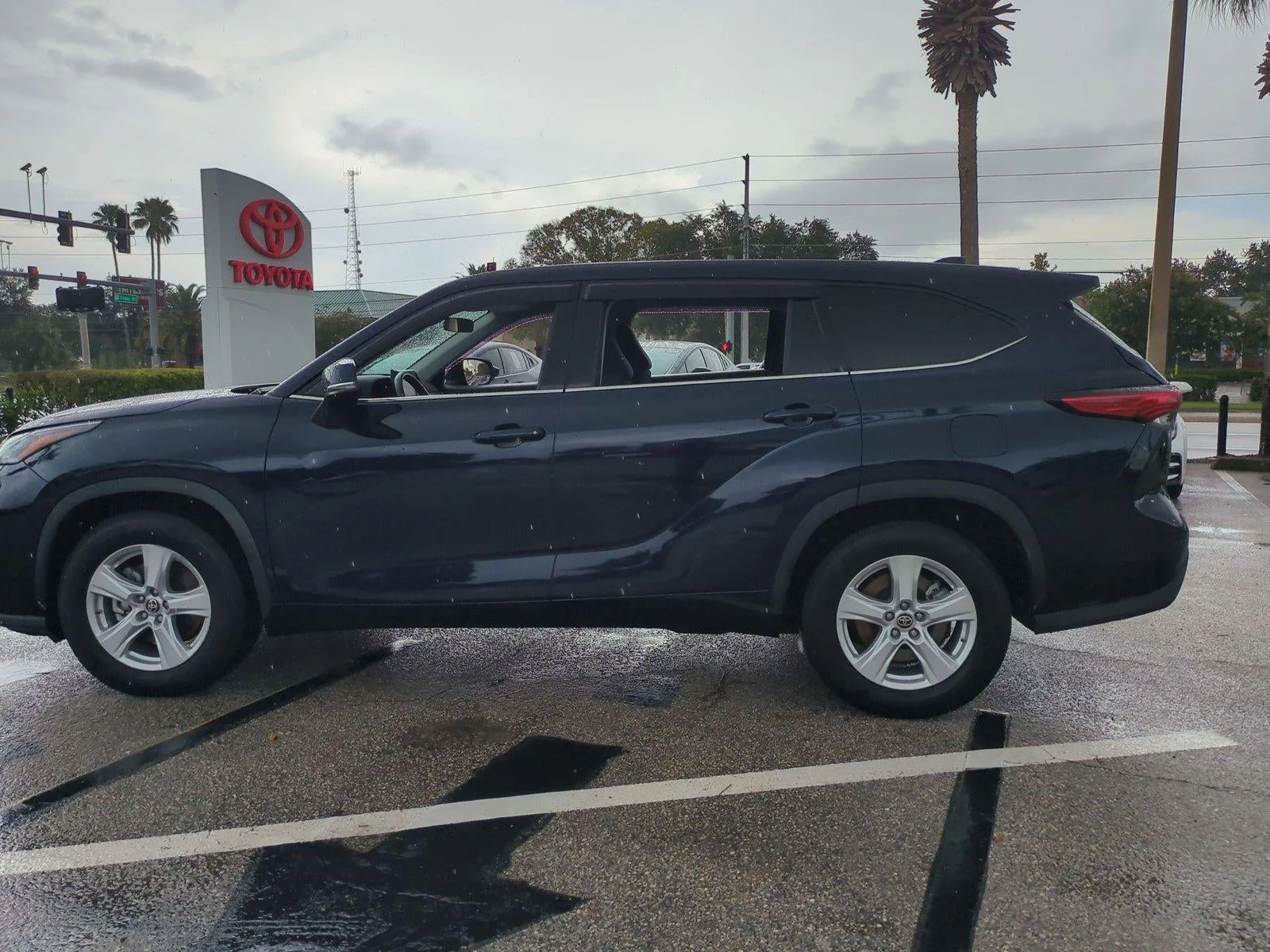 2021 Toyota Highlander LE FWD (GS) photo 9
