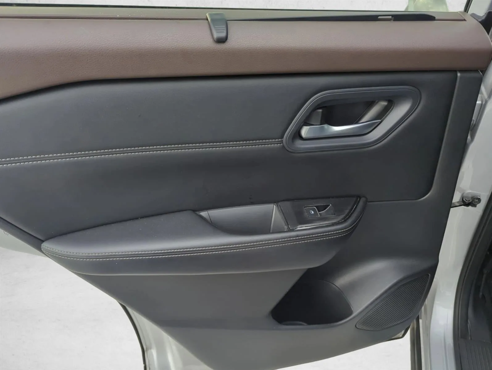 2023 Nissan Rogue FWD SL *Ltd Avail* photo 9