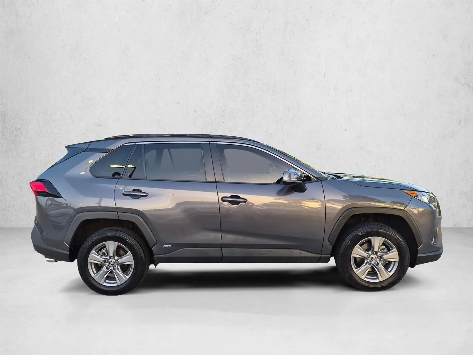 2022 Toyota RAV4 Hybrid LE AWD (Natl) photo 4
