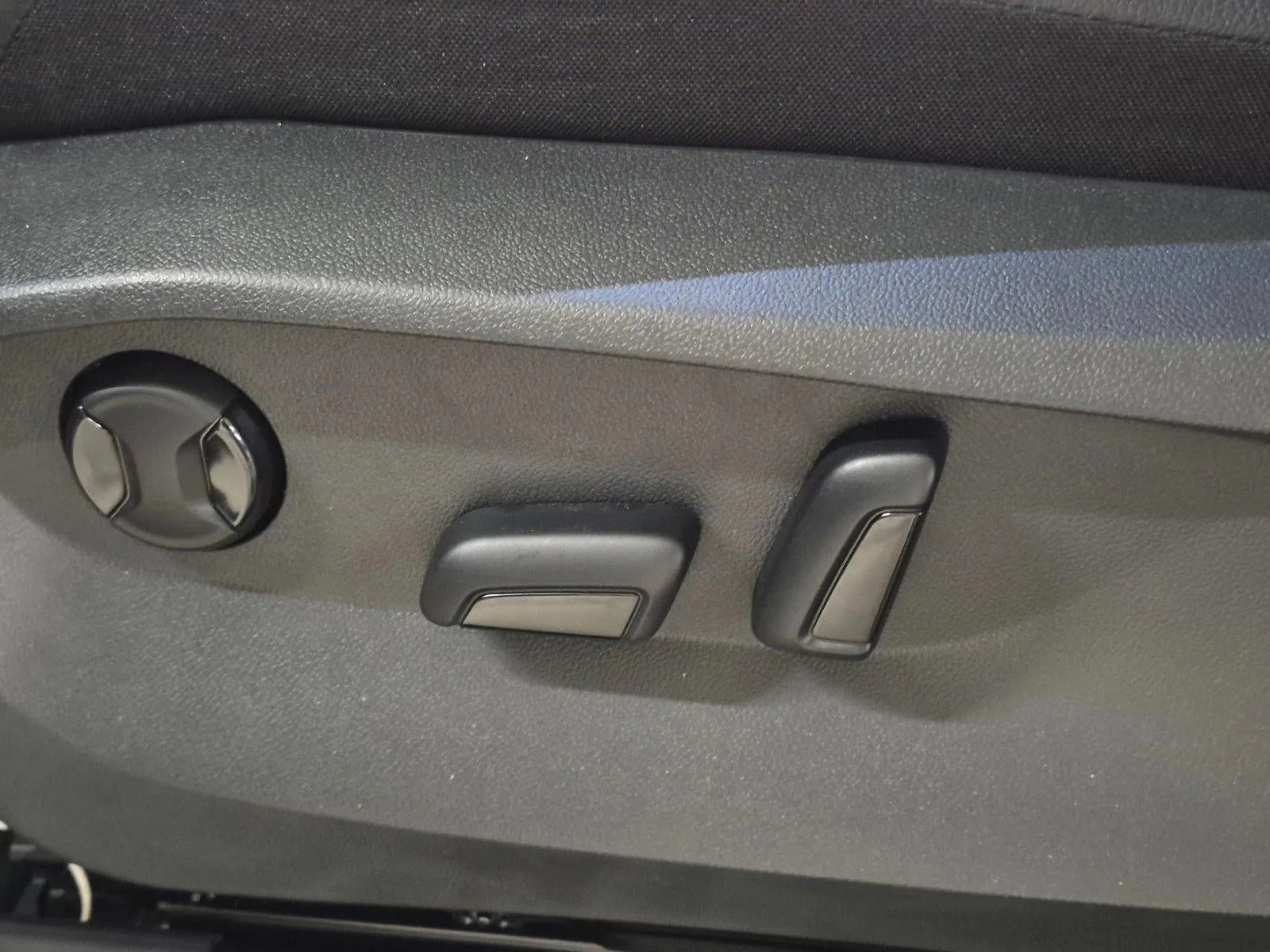 2023 Volkswagen Tiguan 2.0T SE 4MOTION photo 9