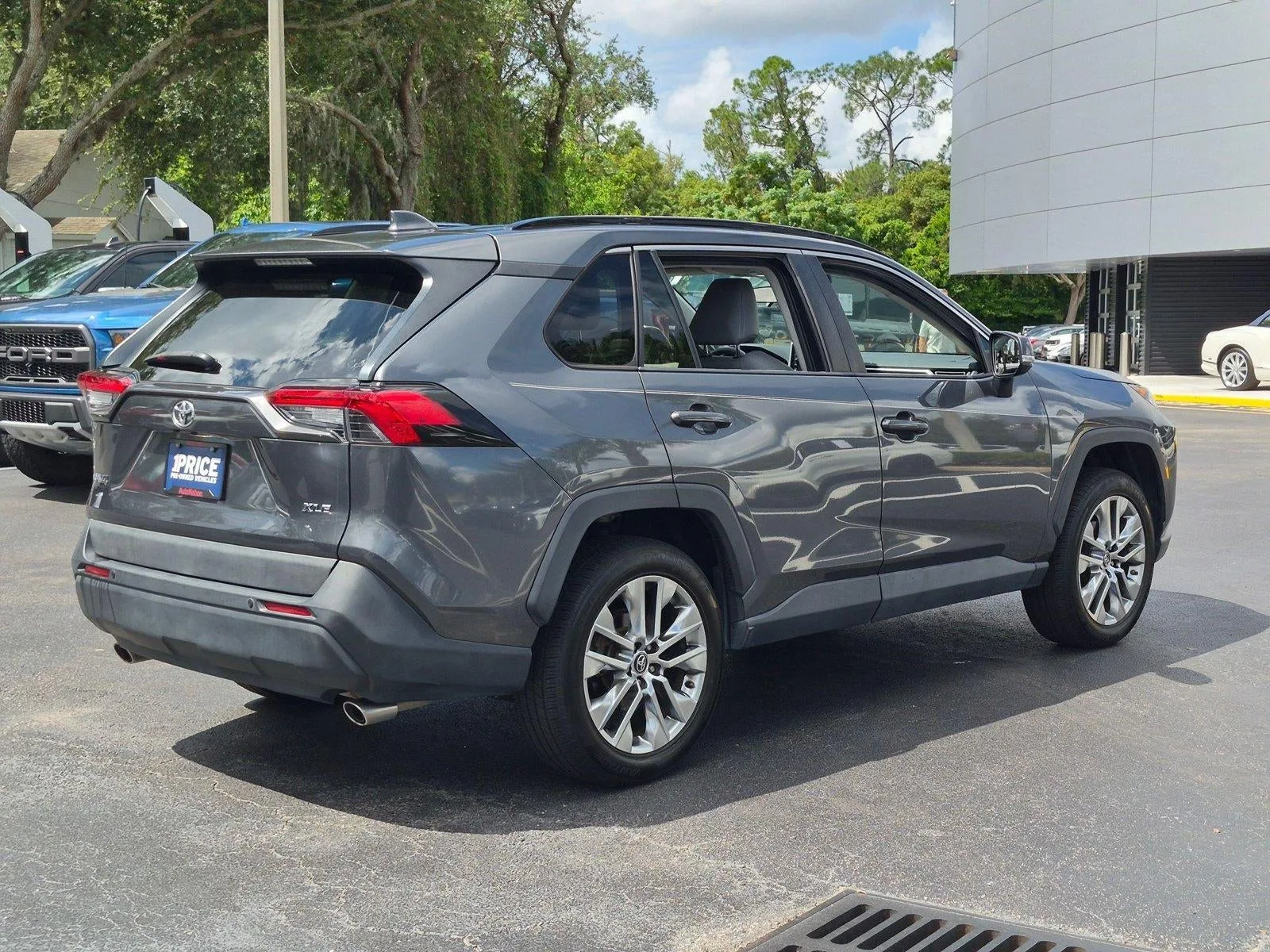 2019 Toyota RAV4 XLE Premium FWD (Natl) photo 9